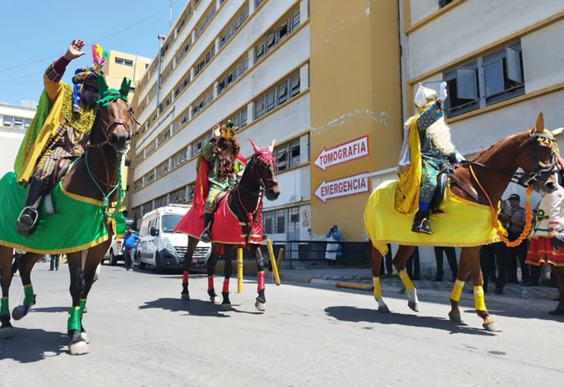 Más de 40 niños del hospital Honorio Delgado Espinoza de Arequipa recibieron a los tradicionales reyes magos que son caracterizados por efectivos policiales de la Unidad de Servicios Especiales (USE), hoy 6 de enero, con motivo de la tradicional "Bajada de reyes".