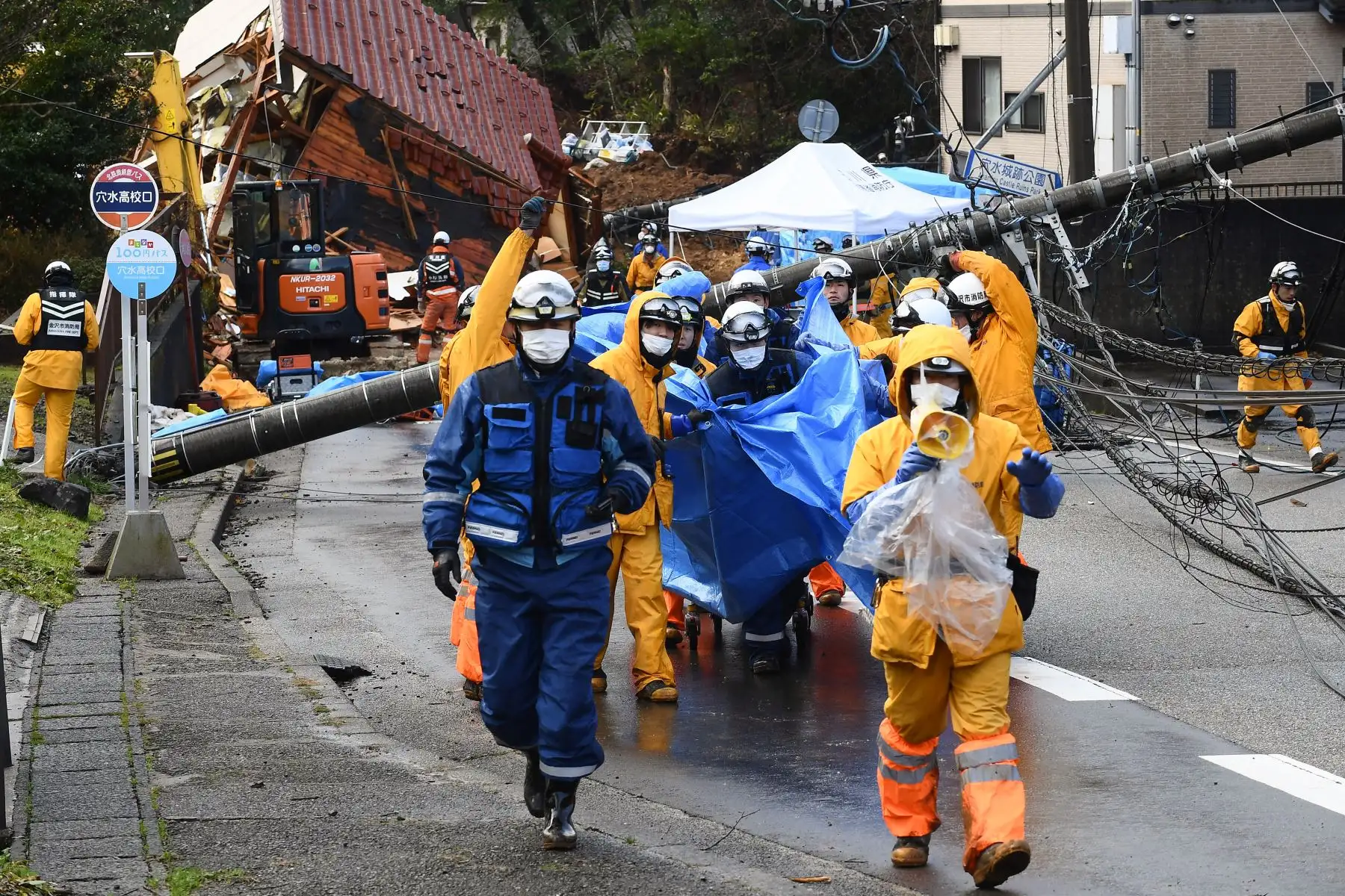 Los rescatistas se llevan el cuerpo de la víctima que fue recuperado de un deslizamiento de tierra en el distrito de Kawashima en la ciudad de Anamizu, prefectura de Ishikawa.
Foto: AFP