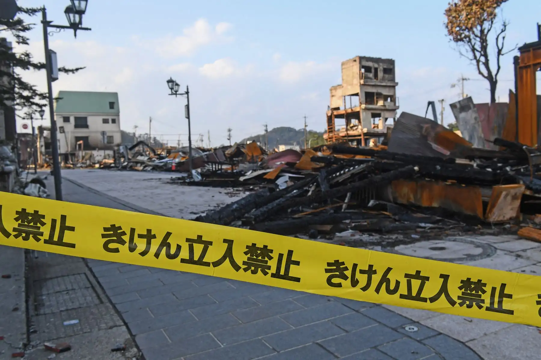 Esta imagen muestra una cinta que ordena a la gente que se mantenga alejada en un mercado matutino incendiado en Wajima, prefectura de Ishikawa.
Foto: AFP