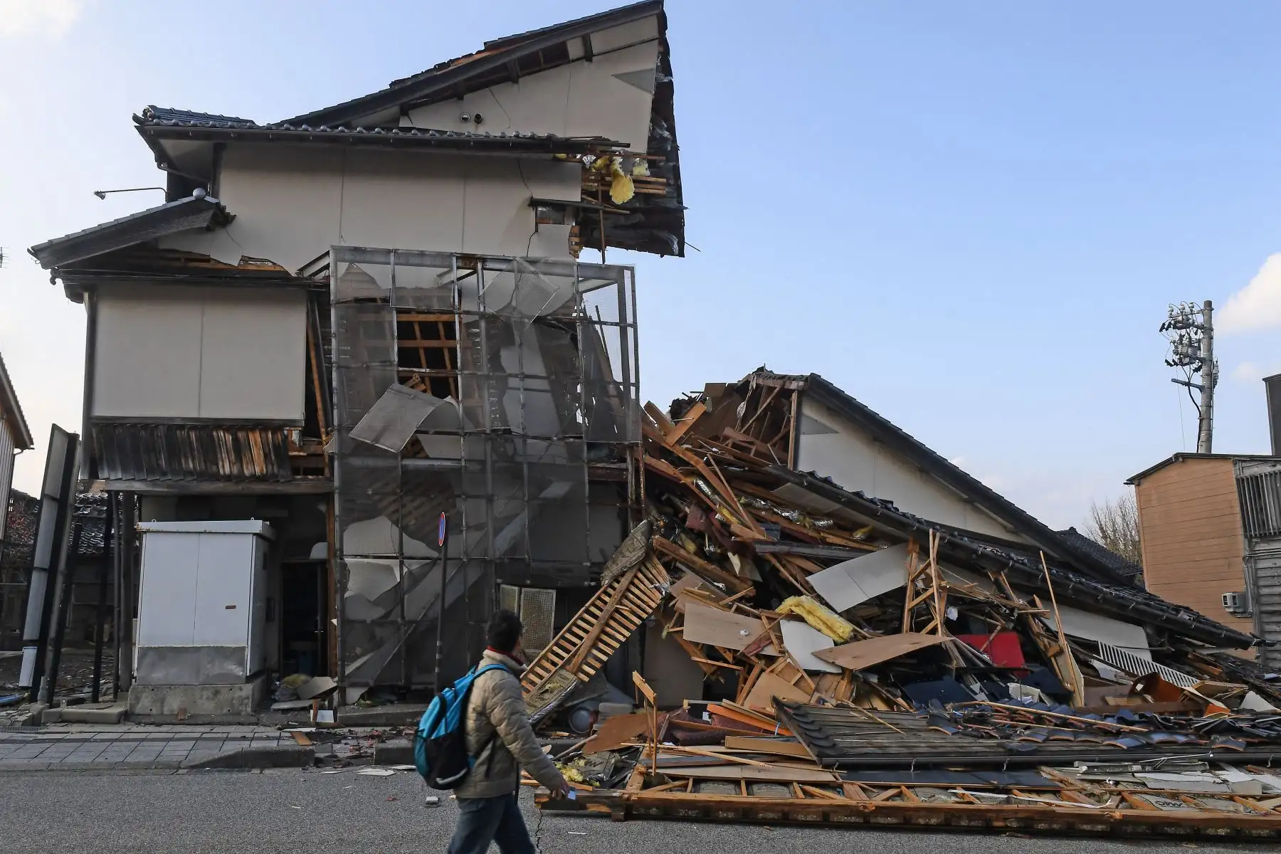Un hombre pasa junto a edificios derrumbados en Wajima, prefectura de Ishikawa, el 6 de enero de 2024.
Foto: AFP