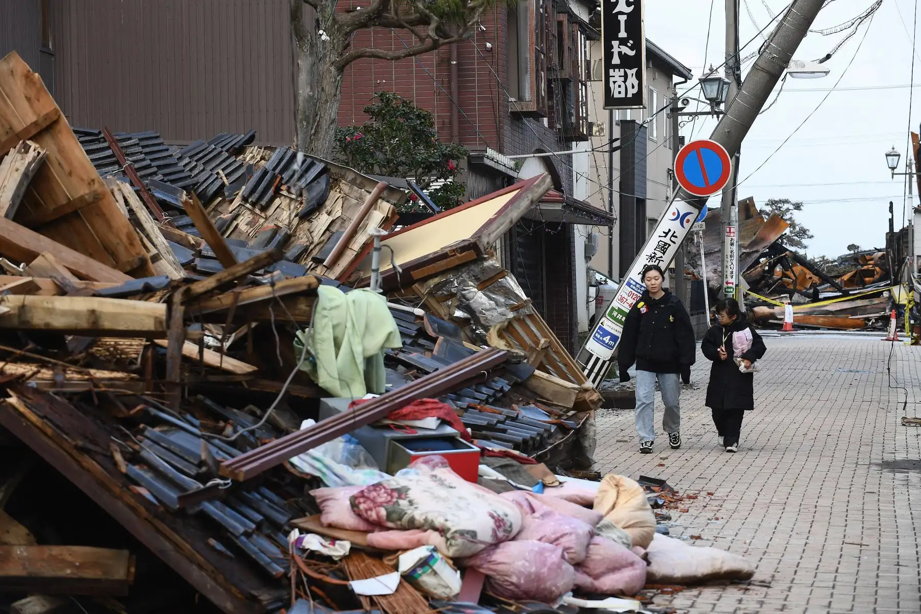 Los residentes pasan junto a edificios derrumbados en Wajima, prefectura de Ishikawa, después de que un gran terremoto de magnitud 7,5 sacudiera la región de Noto el día de Año Nuevo.
Foto: AFP