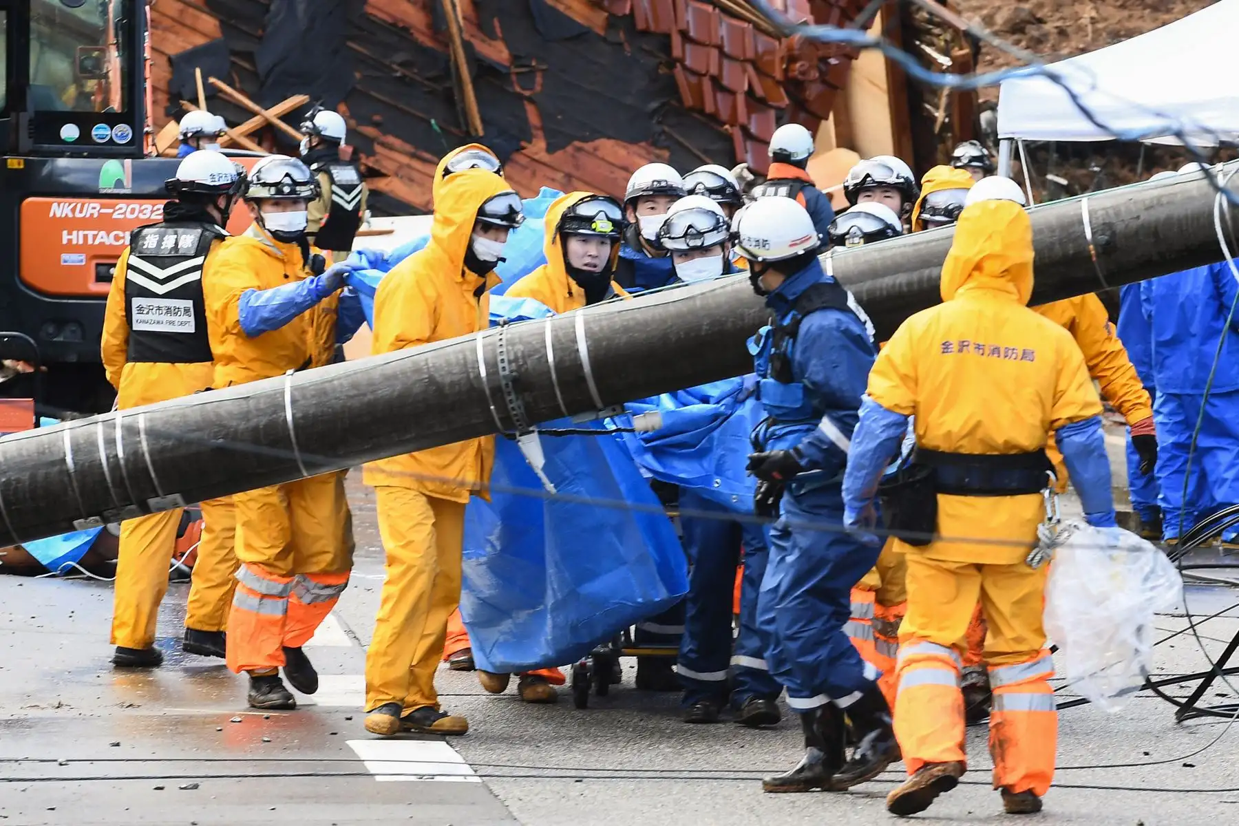 Los rescatistas se llevan el cuerpo de la víctima que fue recuperado de un deslizamiento de tierra en el distrito de Kawashima en la ciudad de Anamizu, prefectura de Ishikawa.
Foto: AFP