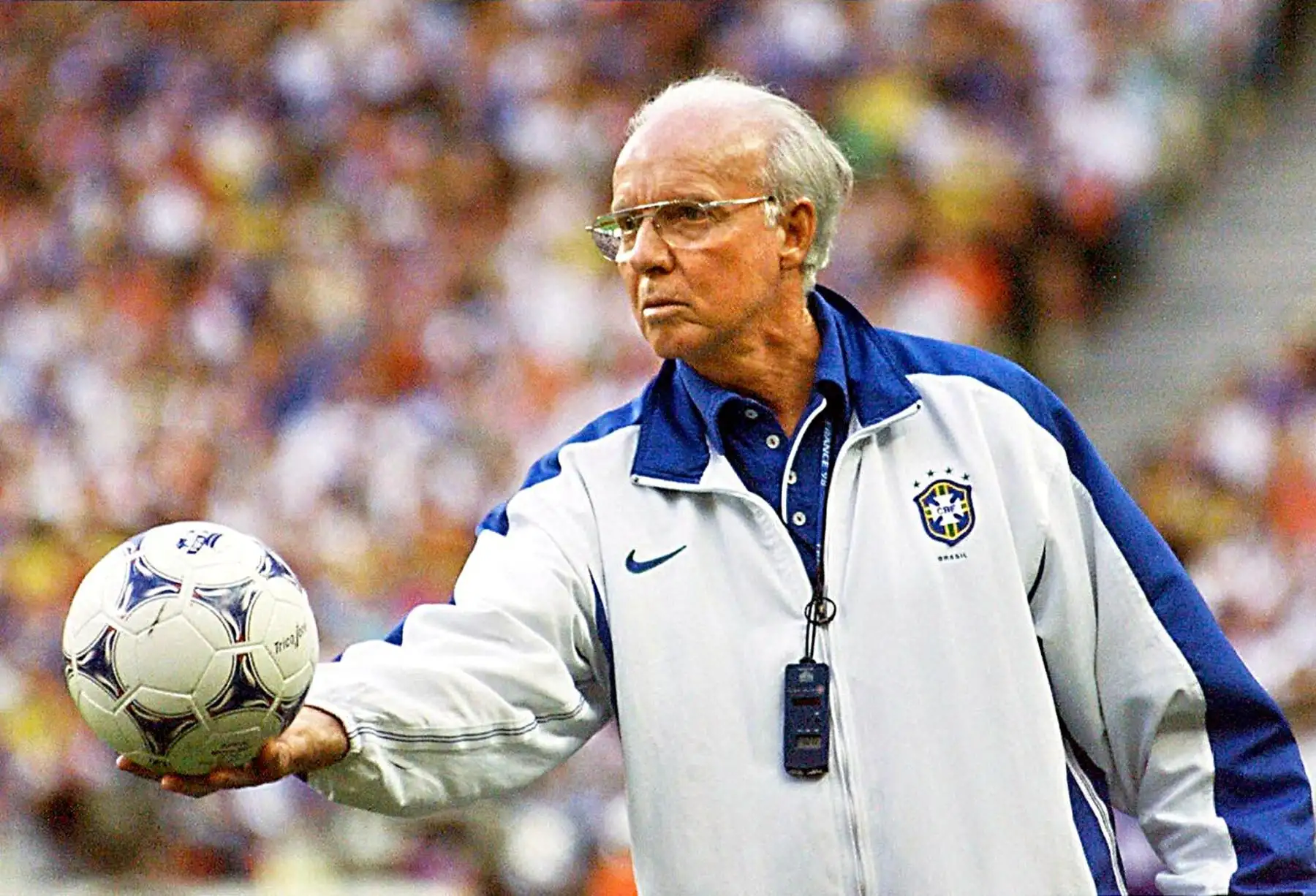 Esta fotografía de archivo del 12 de julio de 1998 muestra al entrenador de la selección brasileña de fútbol, ​​Mario Zagallo, durante la final de la Copa del Mundo contra Francia, en la que Brasil perdió 0-3.
Foto: AFP