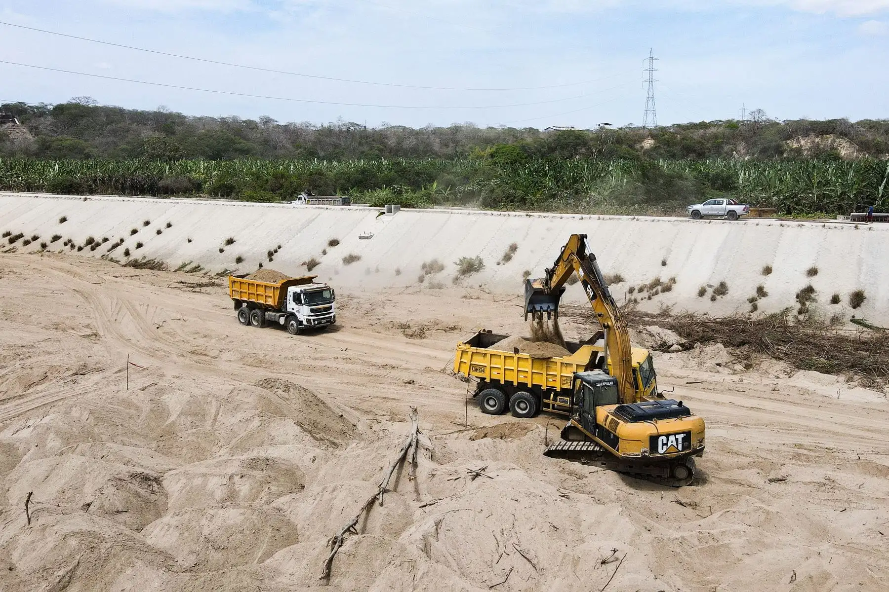 La ministra de Desarrollo Agrario y Riego, Jennifer Contreras, llegó a la región Tumbes para fortalecer el trabajo conjunto con autoridades locales y supervisar los trabajos realizados en diversos ríos y quebradas e identificar nuevos puntos críticos para articular acciones inmediatas que permitan mitigar el impacto del Fenómeno El Niño.
Foto: Midagri