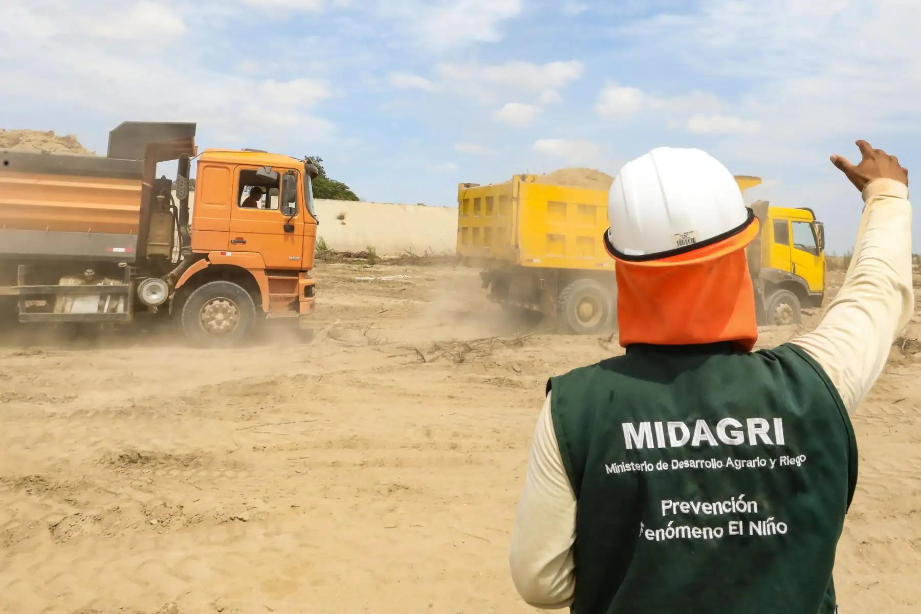 La ministra de Desarrollo Agrario y Riego, Jennifer Contreras, llegó a la región Tumbes para fortalecer el trabajo conjunto con autoridades locales y supervisar los trabajos realizados en diversos ríos y quebradas e identificar nuevos puntos críticos para articular acciones inmediatas que permitan mitigar el impacto del Fenómeno El Niño.
Foto: Midagri