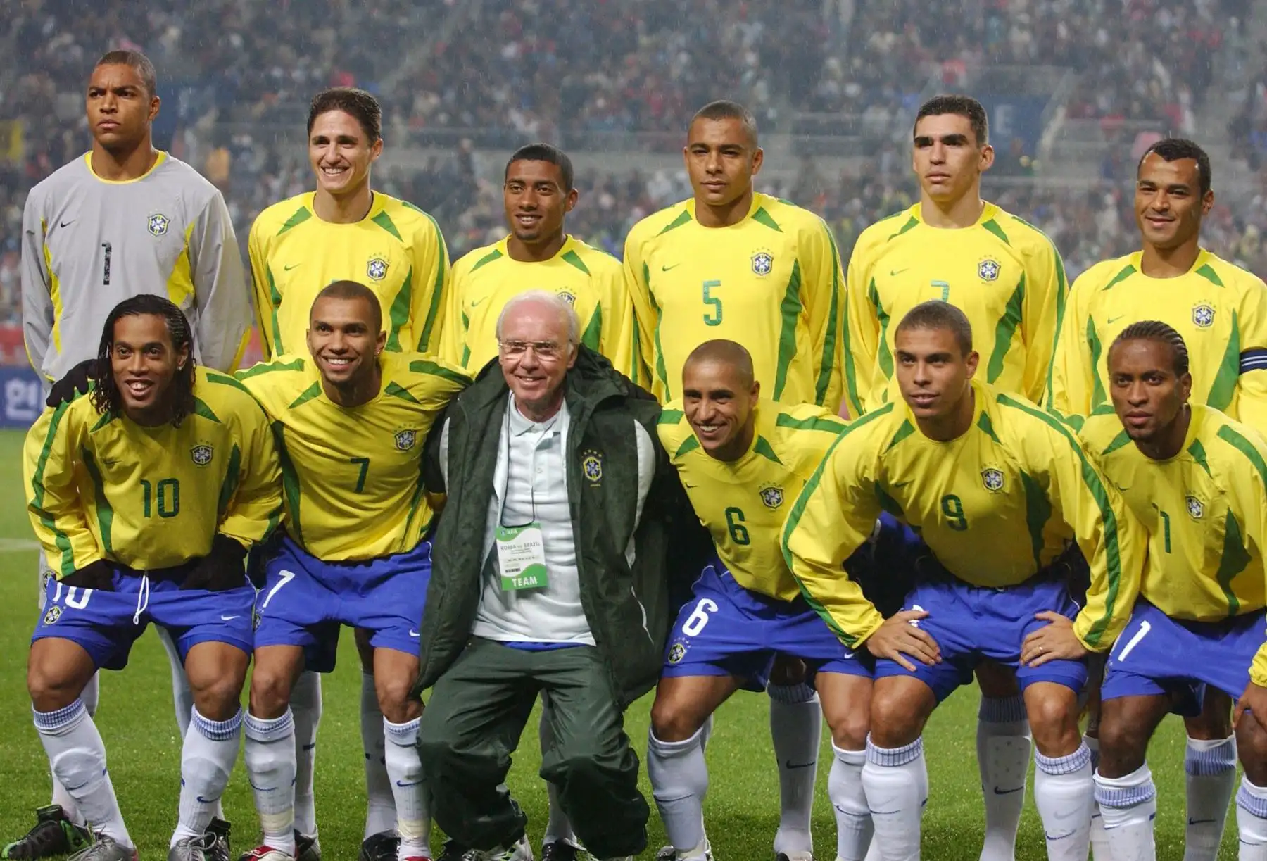 El entrenador interino de la selección brasileña de fútbol, ​​Mario Zagallo , posa con su alineación titular el 20 de noviembre de 2002 antes de un partido amistoso entre Brasil y Corea del Sur en el estadio de la Copa Mundial de Seúl. La leyenda del fútbol brasileño y cuatro veces campeón del mundo Mario Zagallo murió el 5 de enero de 2024 a la edad de 92 años, según un comunicado en su cuenta oficial de Instagram.
Foto: AFP