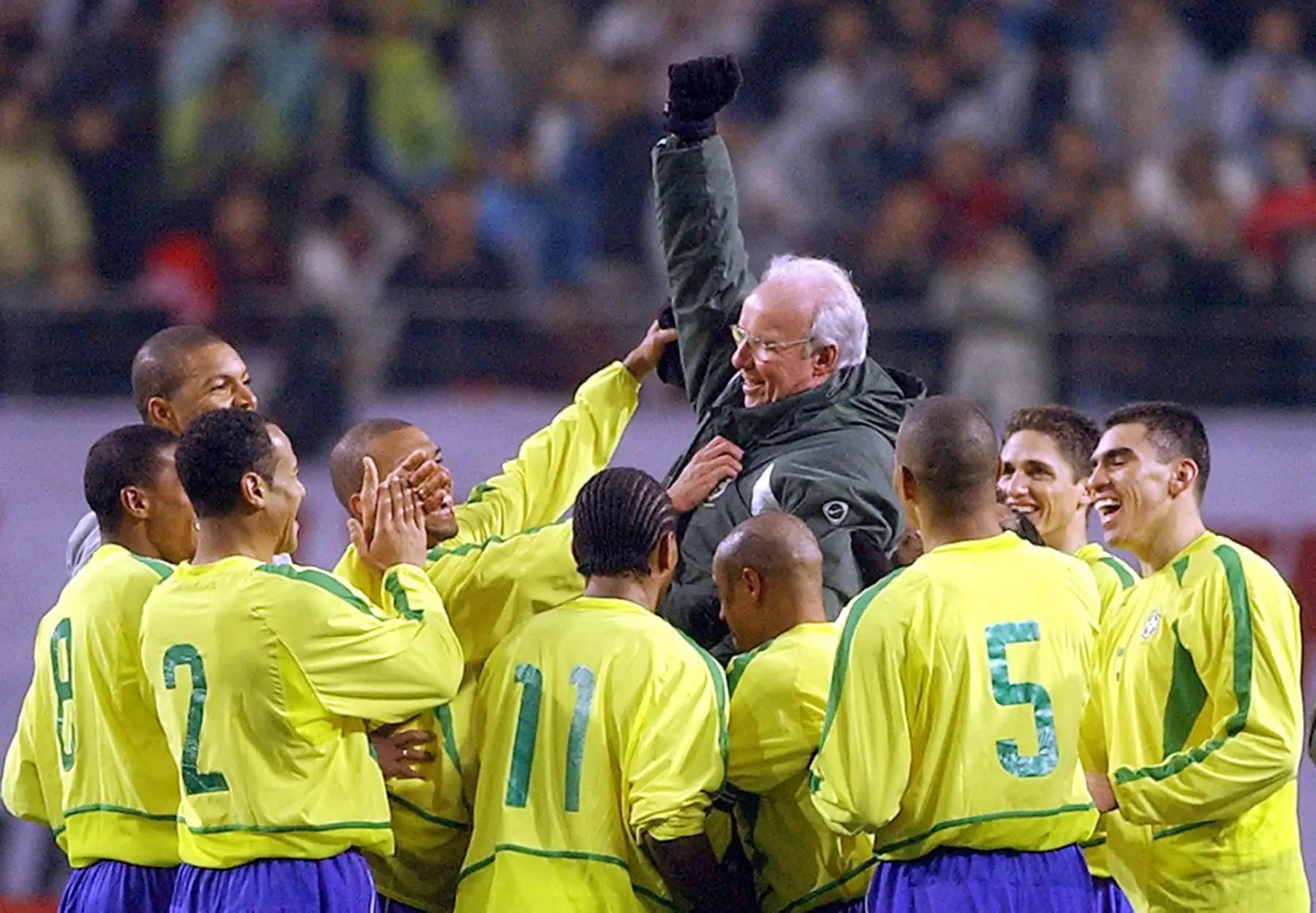Los jugadores brasileños aplauden a su entrenador Mario Zagallo, después de ganar 100 partidos A, al final de su partido amistoso contra Corea del Sur en Seúl el 20 de noviembre de 2002. La leyenda del fútbol brasileño y cuatro veces campeón del mundo Mario Zagallo falleció el 5 de enero de 2024 a la edad de 92 años, según un comunicado en su cuenta oficial de Instagram. 
Foto: AFP