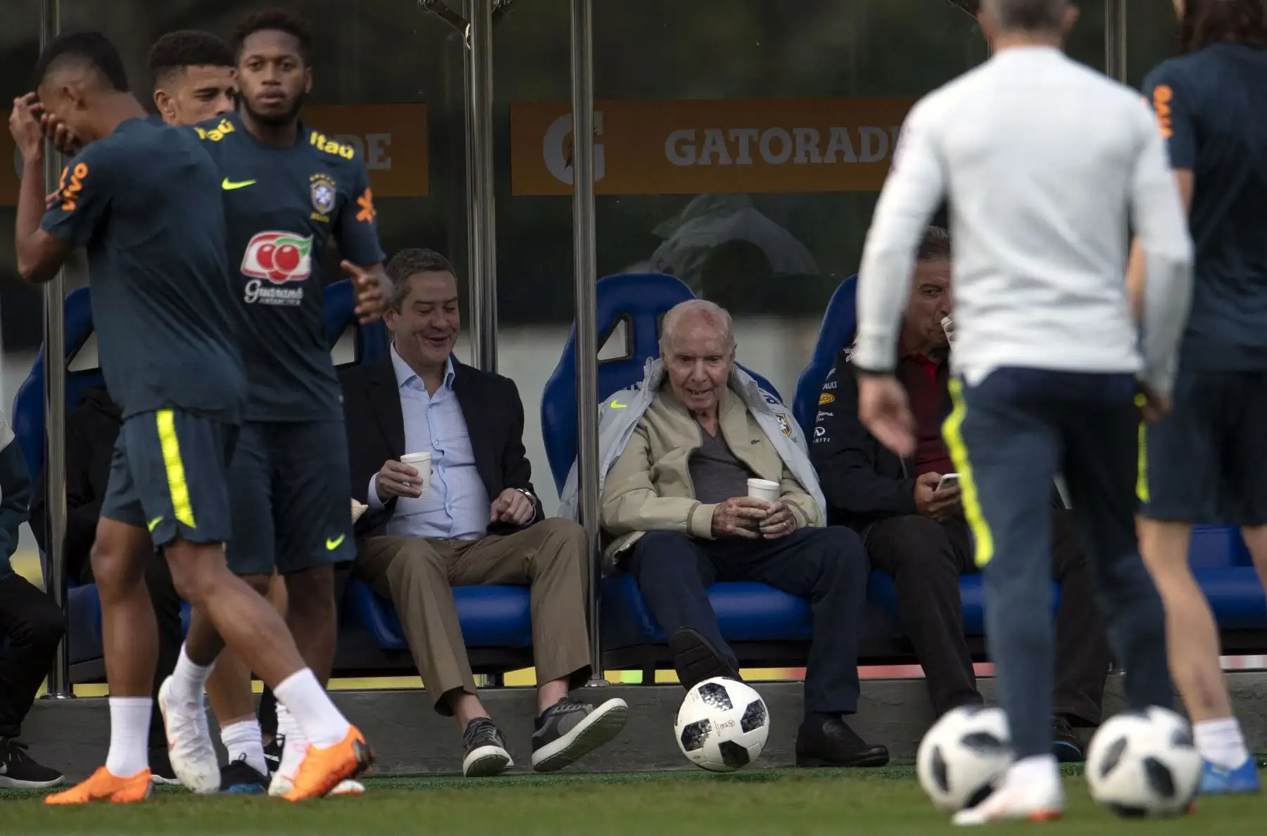 El tres veces campeón mundial de fútbol de Brasil, Mario Zagallo, patea una pelota mientras mira una sesión de entrenamiento de la selección nacional de fútbol antes de la Copa Mundial de la FIFA 2018, en el centro de entrenamiento Granja Comary en Teresópolis, Río de Janeiro, Brasil, el 24 de mayo. 2018.
Foto: AFP