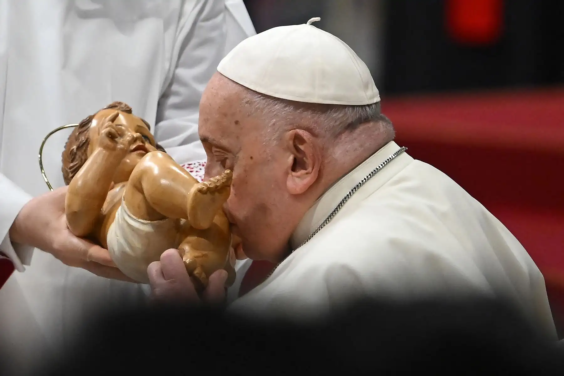 El Papa Francisco besa una estatuilla del Niño Jesús mientras preside una misa de Epifanía en la Basílica de San Pedro en el Vaticano.
Foto: AFP