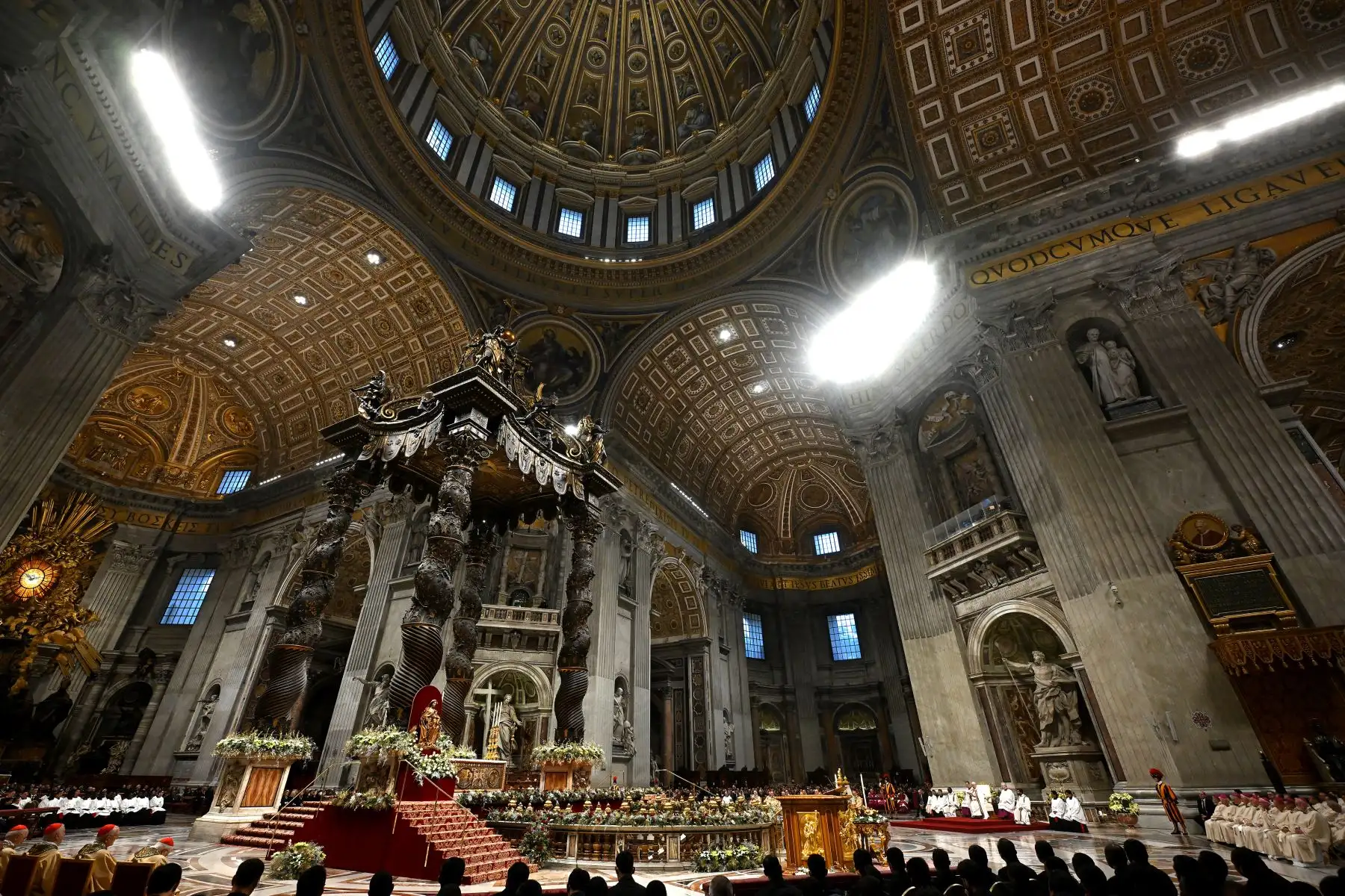 El Papa Francisco preside una misa de Epifanía en la Basílica de San Pedro en el Vaticano.
Foto: AFP