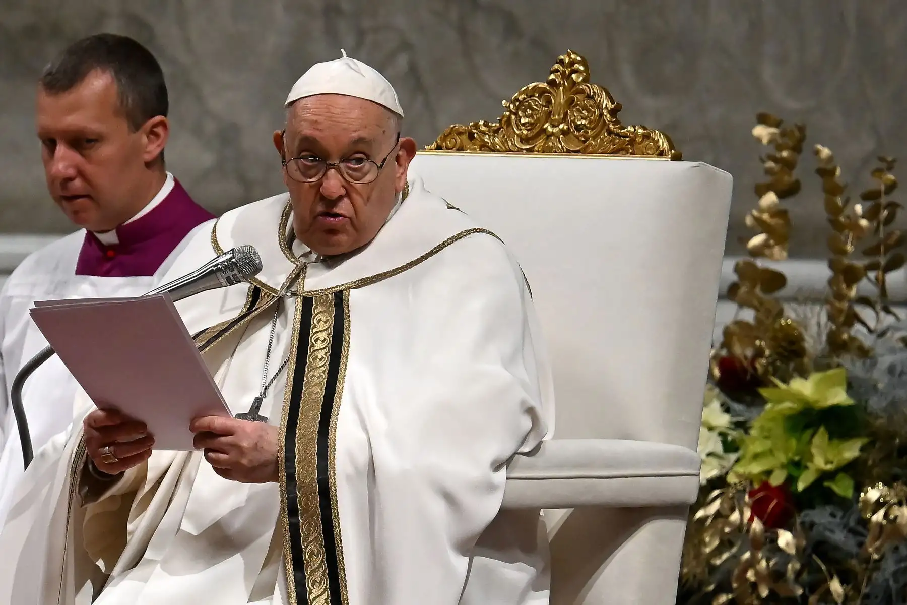 El Papa Francisco preside una misa de Epifanía en la Basílica de San Pedro en el Vaticano.
Foto: AFP