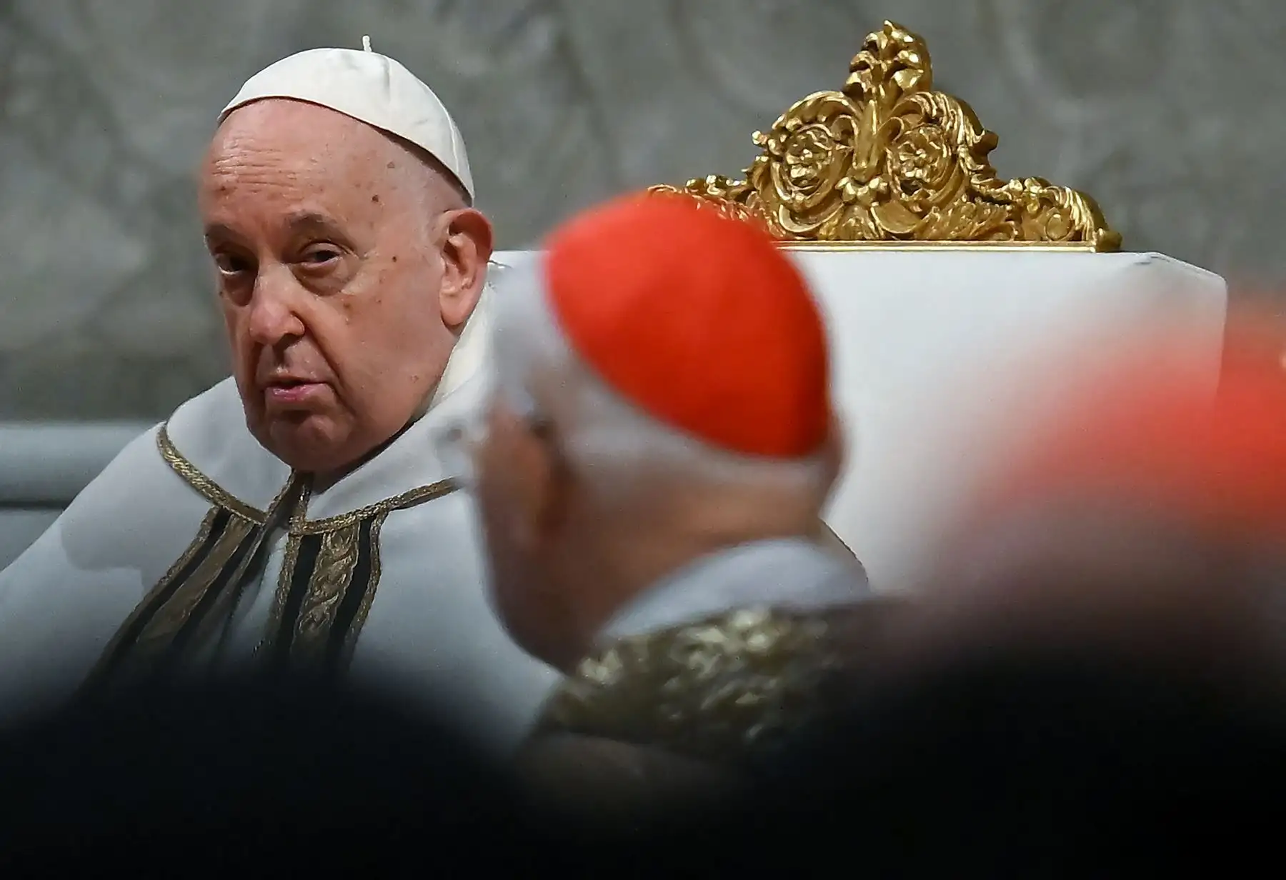 El Papa Francisco preside una misa de Epifanía en la Basílica de San Pedro en el Vaticano.
Foto: AFP