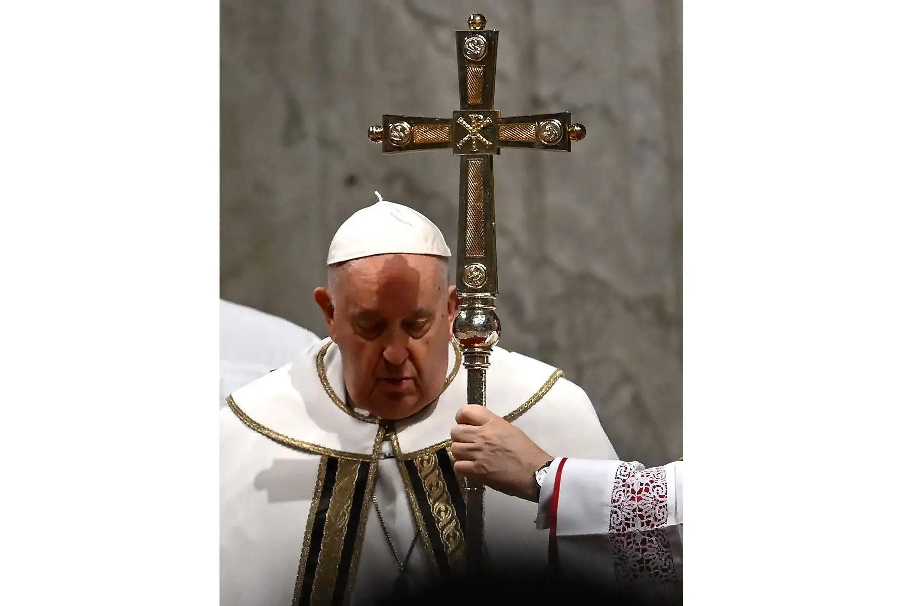 El Papa Francisco preside una misa de Epifanía en la Basílica de San Pedro en el Vaticano.
Foto: AFP