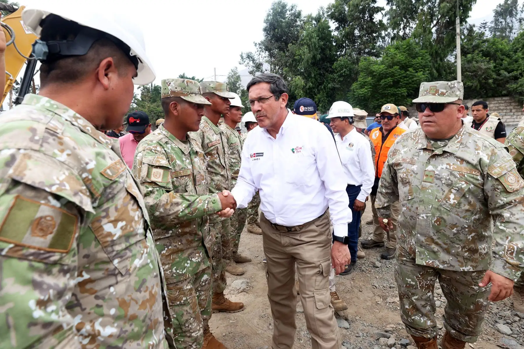 Ministro de Defensa, Jorge Chávez , junto a jefes de Indeci, ANA y  alcalde de 
Chosica, llegó a quebradas de San Antonio y Carosio, para supervisar el estado de geomallas instaladas en la parte superior de la quebrada.
Foto: Mindef