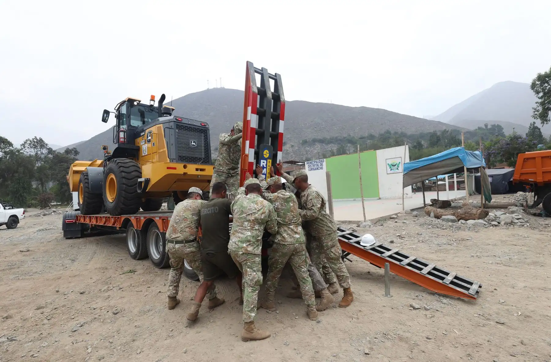 Ministro de Defensa, Jorge Chávez , junto a jefes de Indeci, ANA y  alcalde de 
Chosica, llegó a quebradas de San Antonio y Carosio, para supervisar el estado de geomallas instaladas en la parte superior de la quebrada.
Foto: Mindef