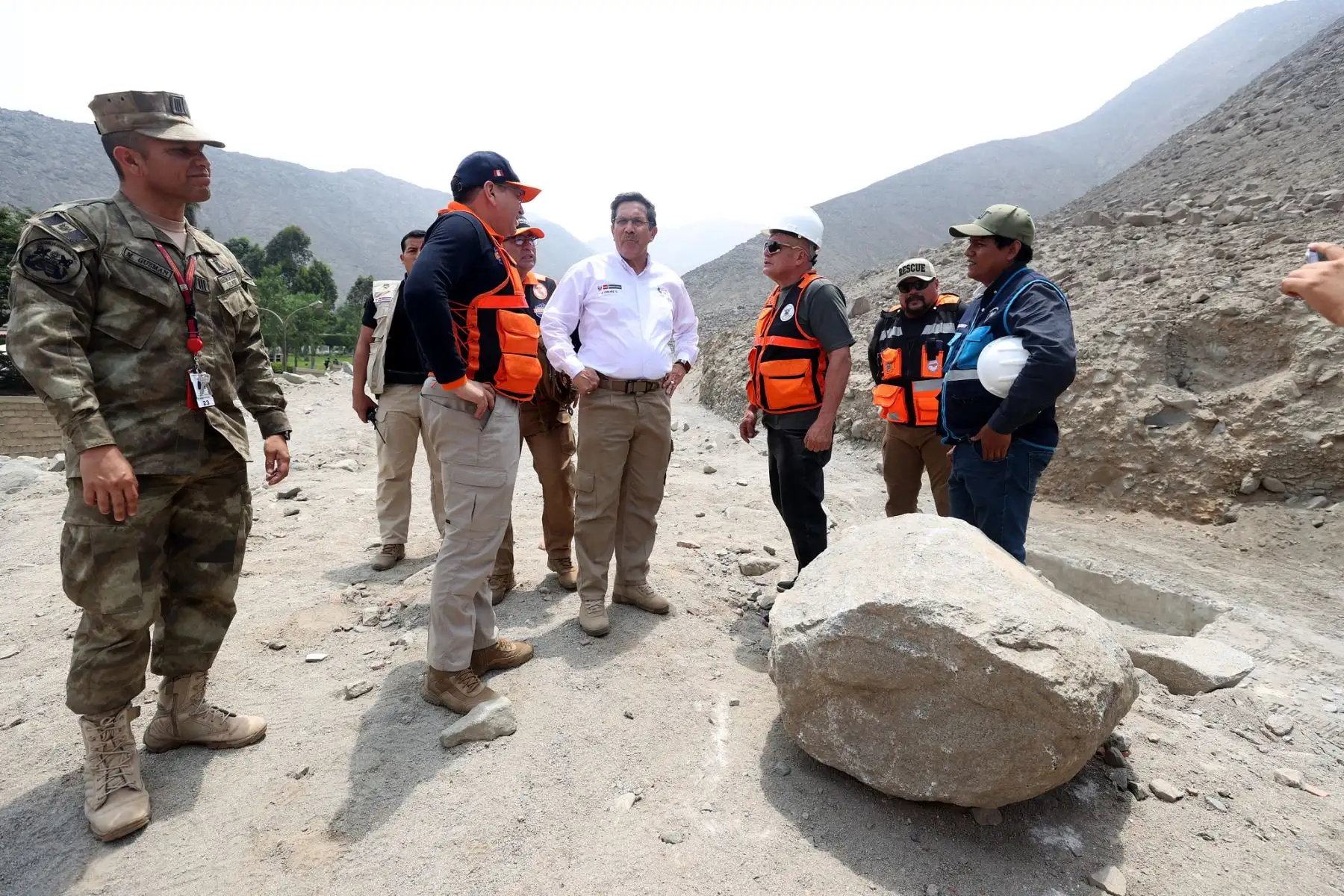 Ministro de Defensa, Jorge Chávez , junto a jefes de Indeci, ANA y  alcalde de 
Chosica, llegó a quebradas de San Antonio y Carosio, para supervisar el estado de geomallas instaladas en la parte superior de la quebrada.
Foto: Mindef