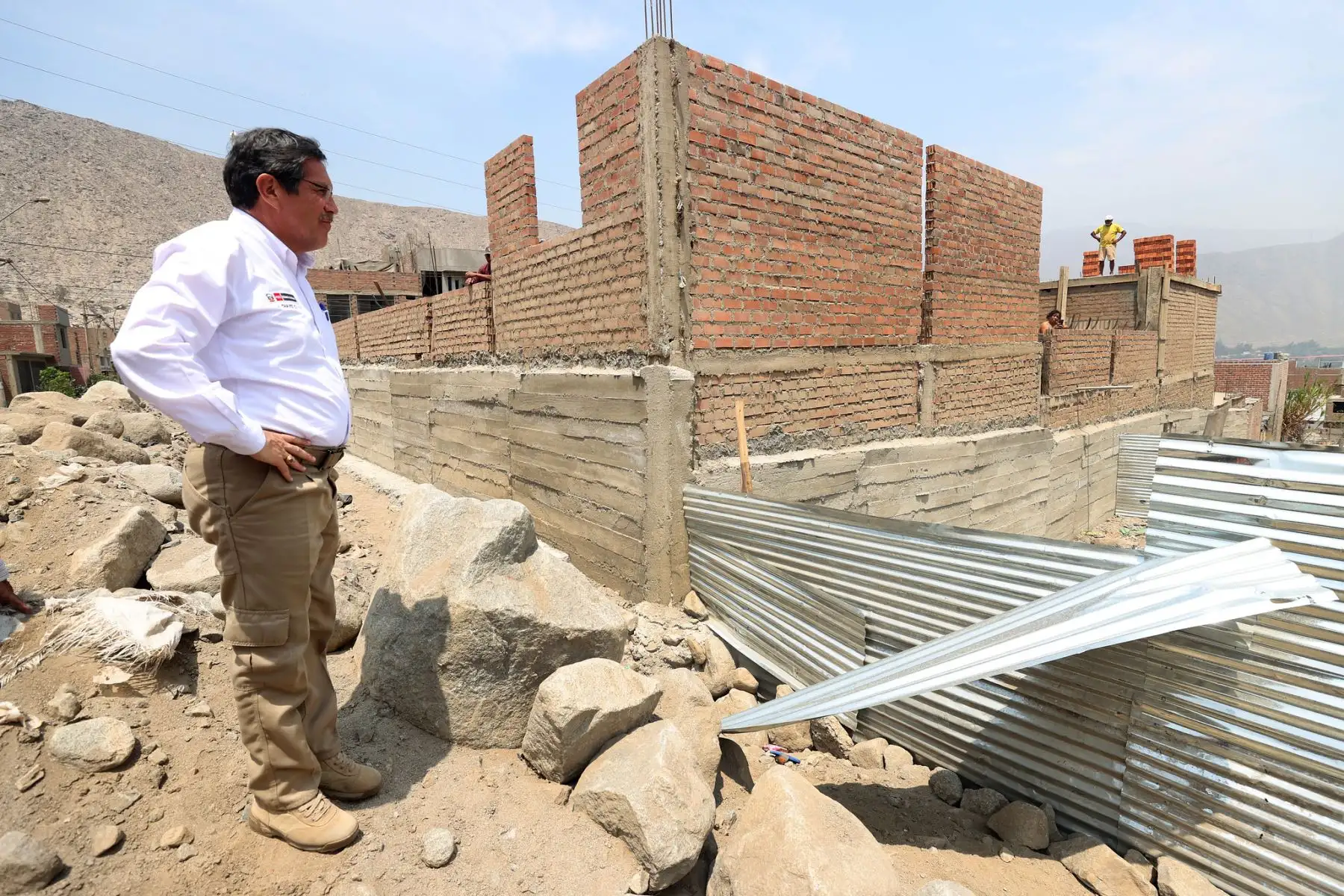 Ministro de Defensa, Jorge Chávez , junto a jefes de Indeci, ANA y  alcalde de 
Chosica, llegó a quebradas de San Antonio y Carosio, para supervisar el estado de geomallas instaladas en la parte superior de la quebrada.
Foto: Mindef