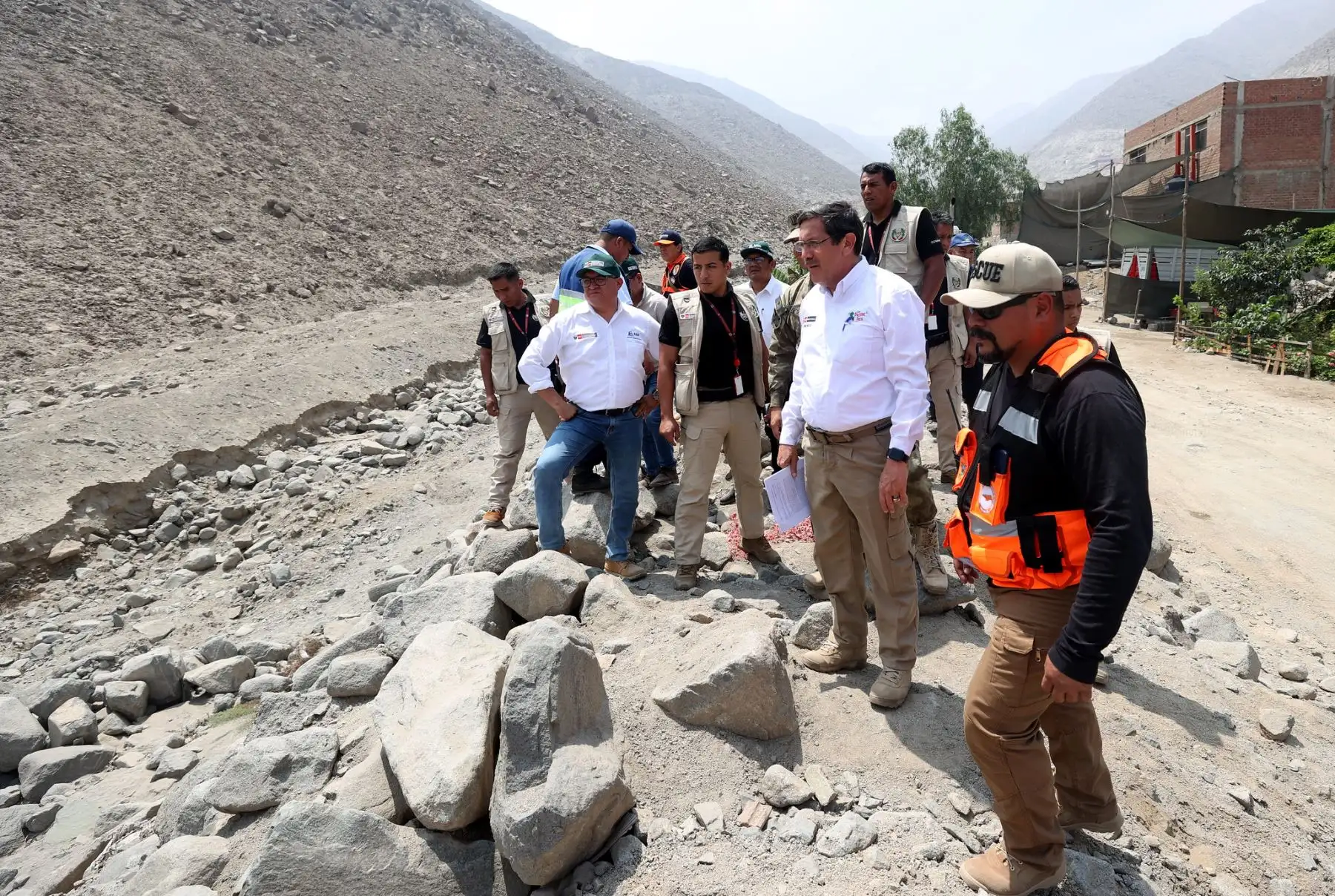 Ministro de Defensa, Jorge Chávez , junto a jefes de Indeci, ANA y  alcalde de 
Chosica, llegó a quebradas de San Antonio y Carosio, para supervisar el estado de geomallas instaladas en la parte superior de la quebrada.
Foto: Mindef