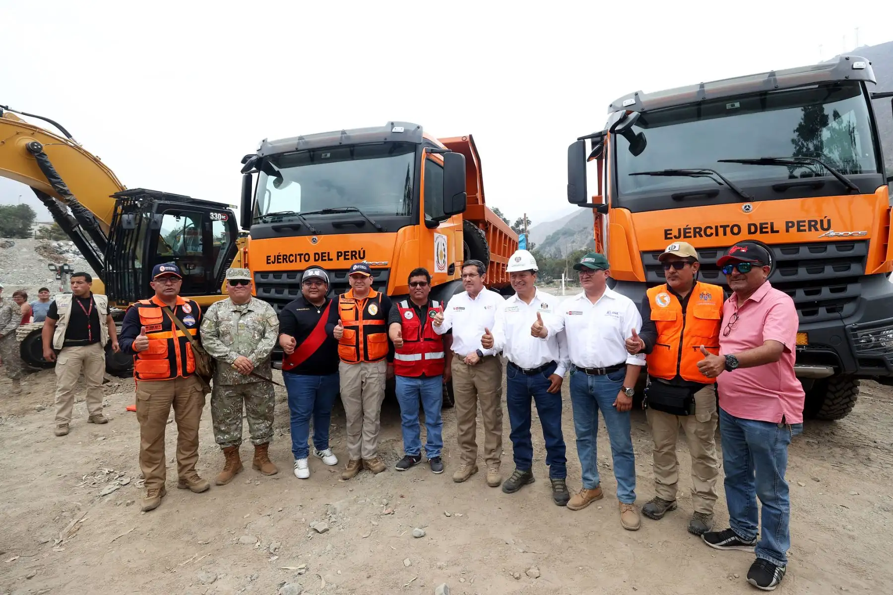 Ministro de Defensa, Jorge Chávez , junto a jefes de Indeci, ANA y  alcalde de 
Chosica, llegó a quebradas de San Antonio y Carosio, para supervisar el estado de geomallas instaladas en la parte superior de la quebrada.
Foto: Mindef