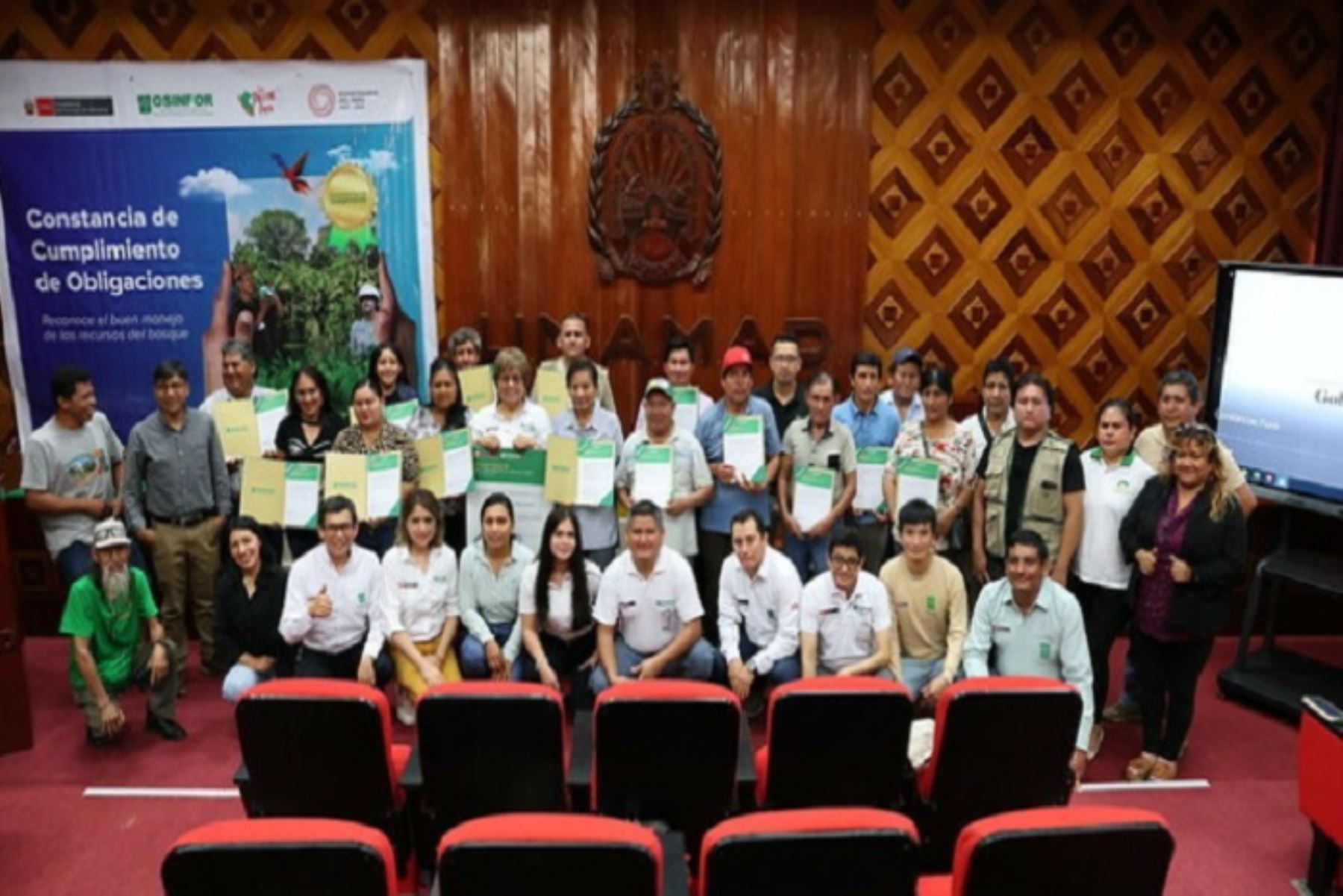 El evento se realizó en la Universidad Nacional Amazónica de Madre de Dios (Unamad), donde se congregaron los usuarios del bosque para recibir sus constancias. Foto: Osinfor