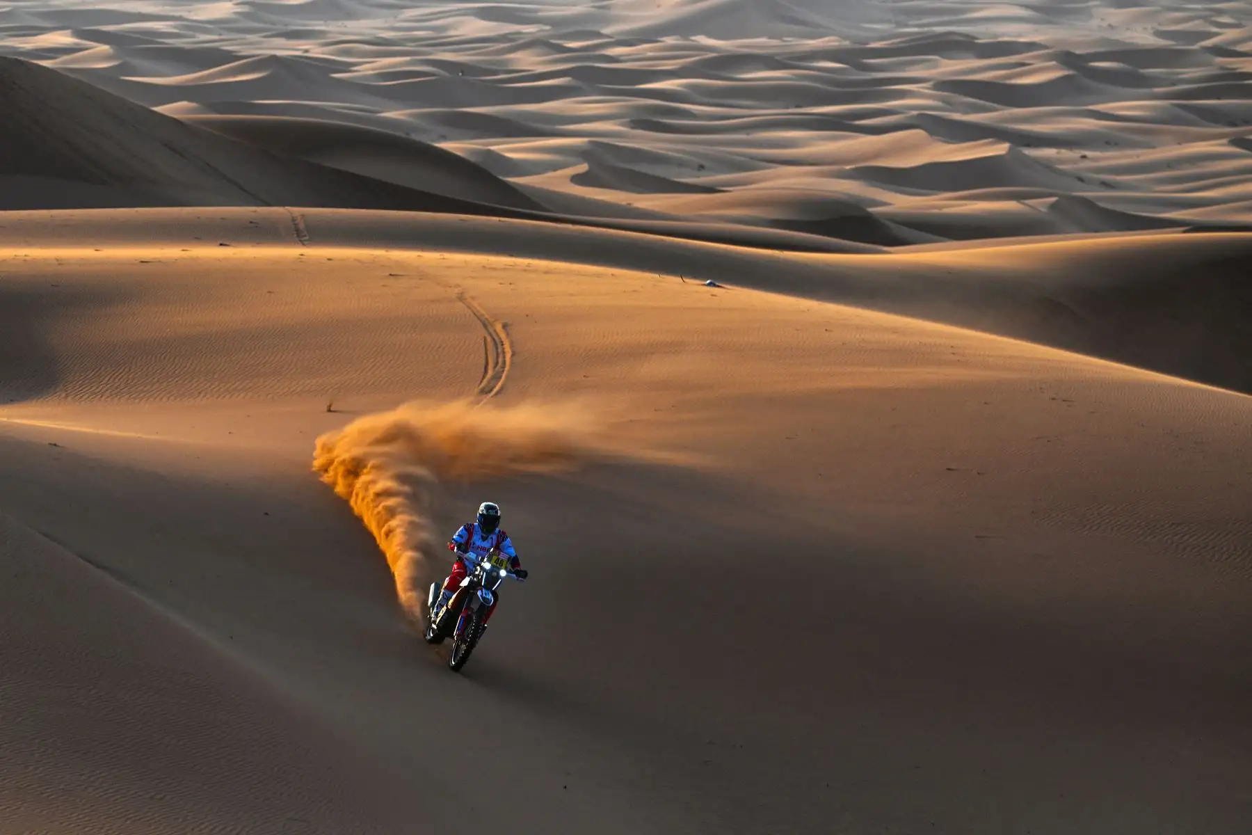 Ross Branch, motociclista de Botswana del Hero Motosports Team Rally, compite durante la etapa 2 del Rally Dakar 2024, entre Al Henakiyah y Al Duwadimi, Arabia Saudita. Foto: ANDINA/ AFP