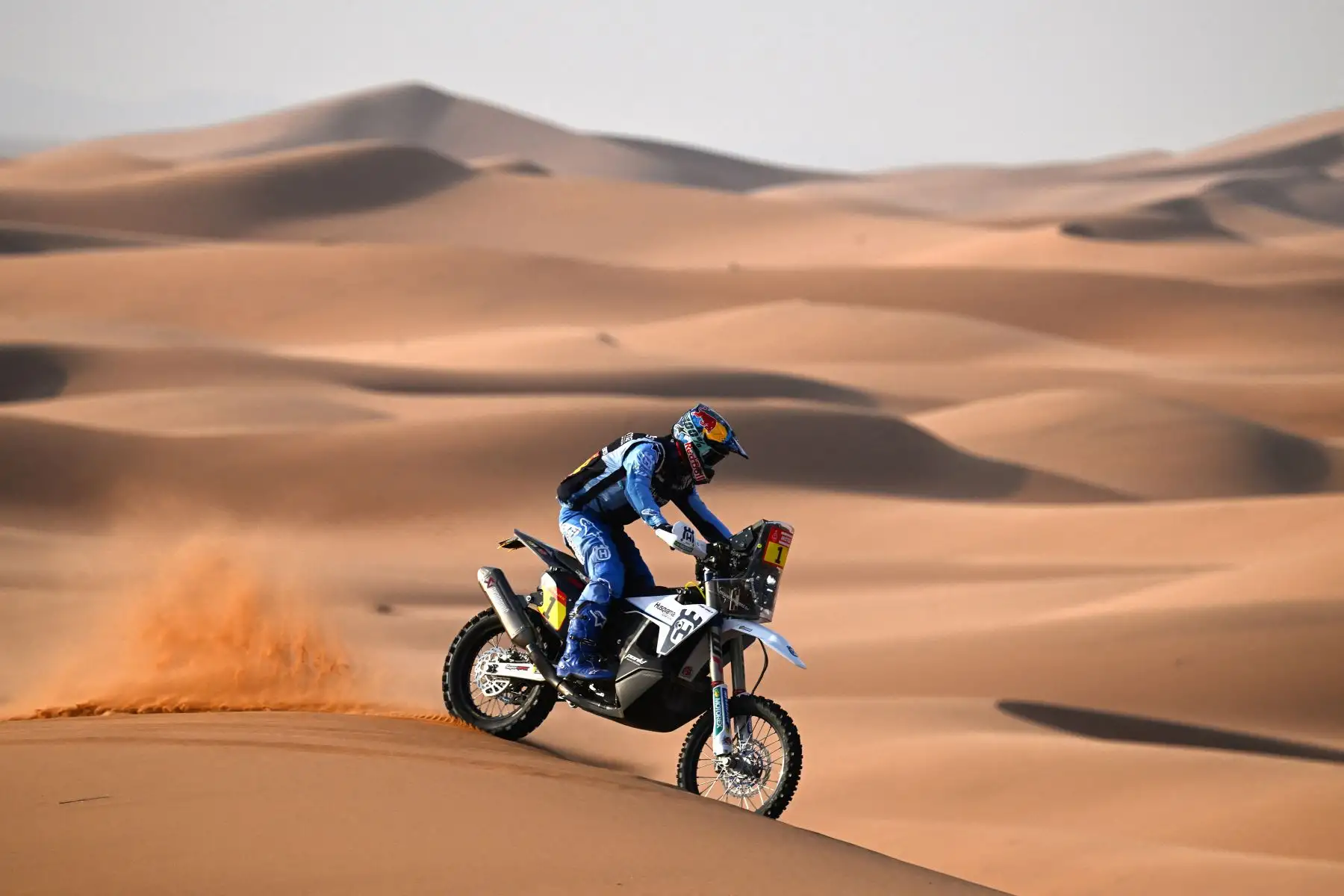 El motociclista argentino de Husqvarna Factory Racing, Luciano Benavides, compite durante la etapa 2 del Rally Dakar 2024, entre Al Henakiyah y Al Duwadimi, Arabia Saudita. Foto : ANDINA/AFP