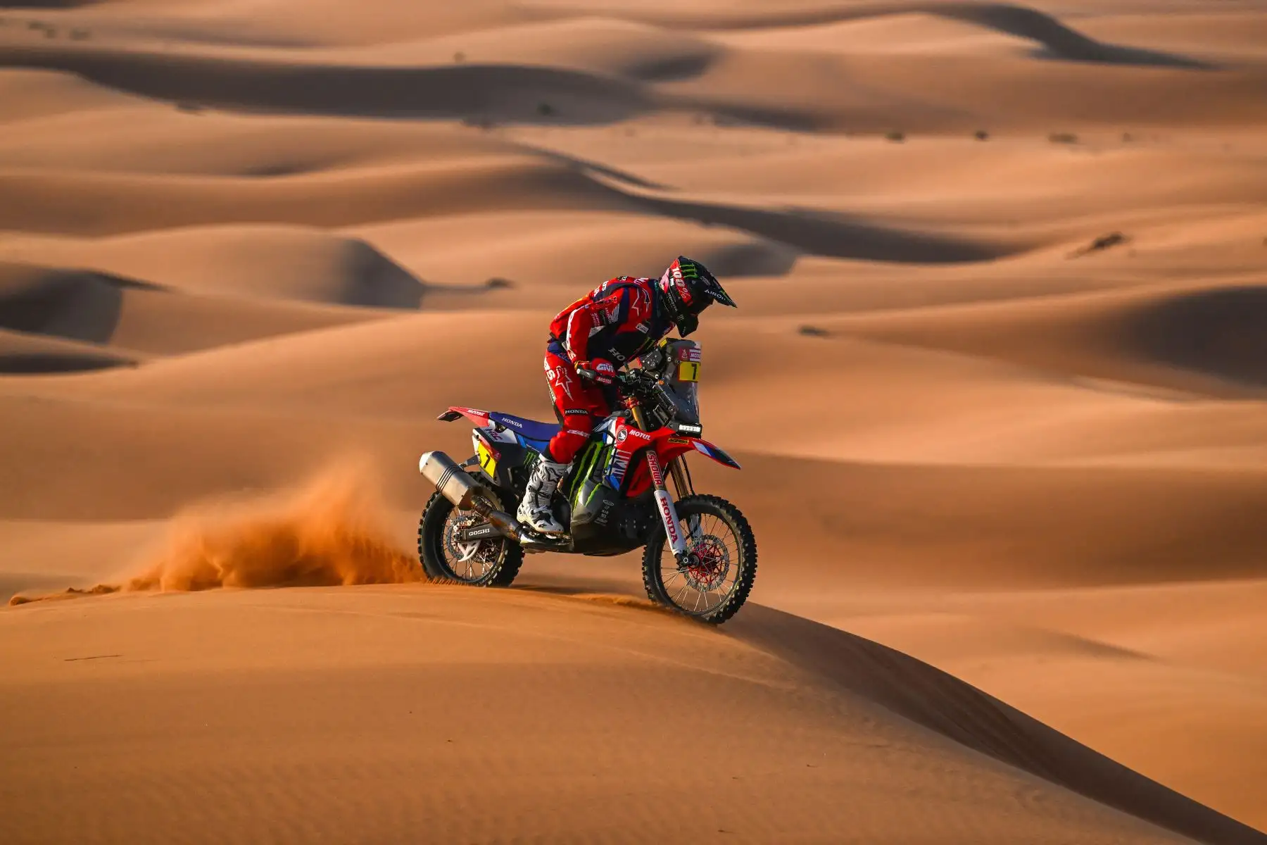 El motociclista chileno Pablo Quintanilla del Monster Energy Honda Team compite durante la Etapa 2 del Rally Dakar 2024, entre Al Henakiyah y Al Duwadimi, Arabia Saudita. Foto : ANDINA/AFP
