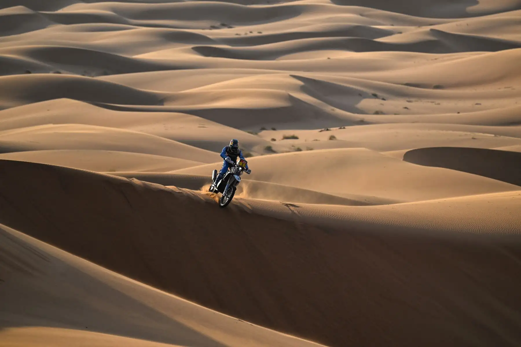 El motociclista argentino de Husqvarna Factory Racing, Luciano Benavides, compite durante la etapa 2 del Rally Dakar 2024, entre Al Henakiyah y Al Duwadimi, Arabia Saudita. Foto: ANDINA/AFP