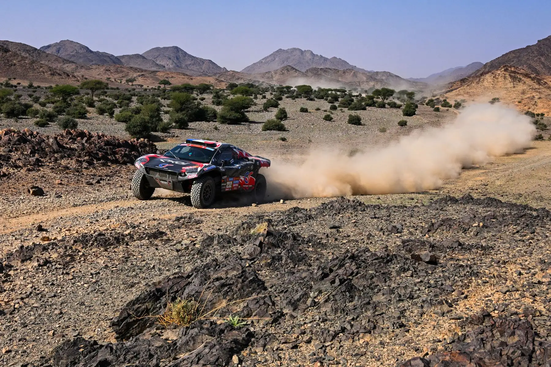 El piloto francés de Audi Stéphane Peterhansel y su copiloto francés Edouard Boulanger conducen su coche durante la etapa 2 del Rally Dakar 2024, entre Al Henakiyah y Al Duwadimi, Arabia Saudita. 
Foto: ANDINA/AFP