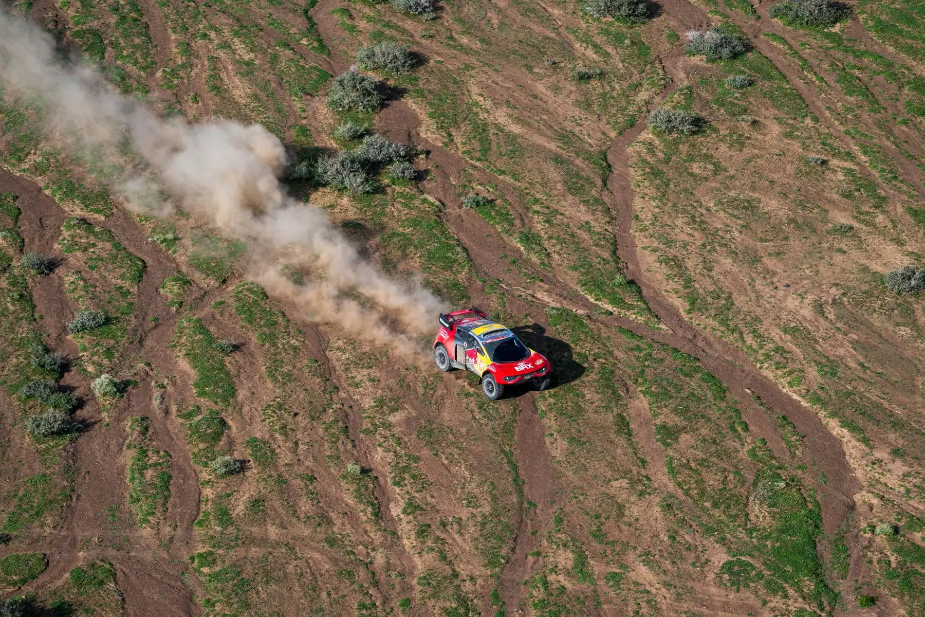 El piloto francés de Bahrain Raid Xtreme, Sebastien Loeb, y su copiloto belga, Fabian Lurquin, compiten durante la etapa 1 del Rally Dakar 2024, entre Al-Ula y Al-Henakiyah, Arabia Saudita. Foto: ANDINA/ AFP