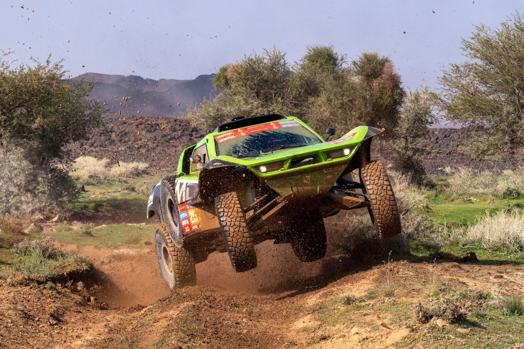 El piloto francés del equipo Cousin, Francois Cousin, y su copiloto Stéphane Cousin conducen su coche durante la etapa 1 del Rally Dakar 2024, entre al-Ula y al-Henakiyah, en el noroeste de Arabia Saudita. Foto: ANDINA/AFP