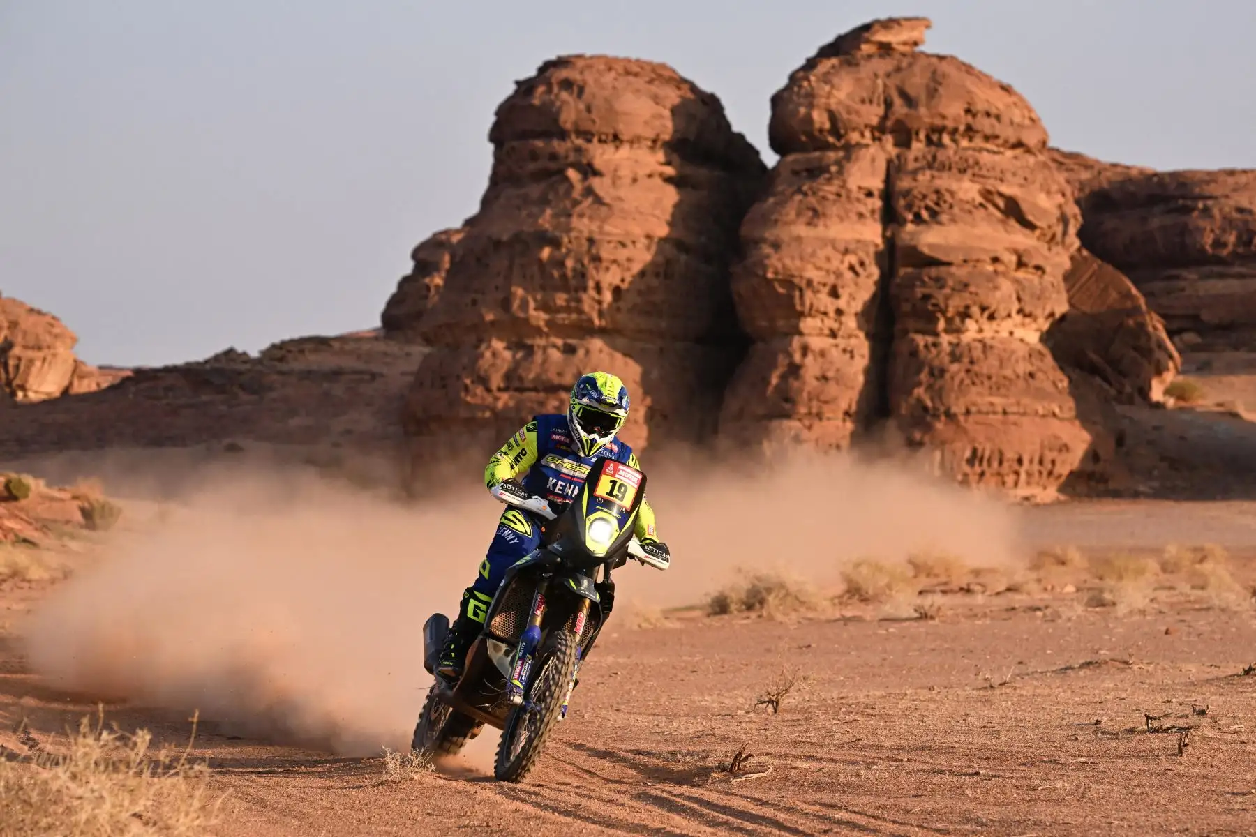 El motociclista portugués Rui Goncalves de Sherco Rally Factory compite durante la etapa 1 del Rally Dakar 2024, entre Al-Ula y Al-Henakiyah, Arabia Saudita. Foto. ANDINA/AFP