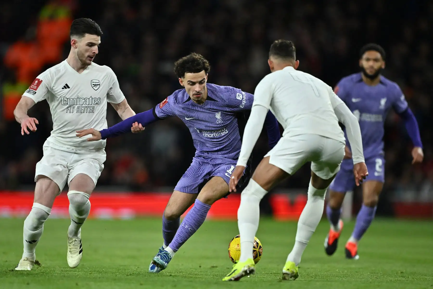 El centrocampista inglés del Liverpool Curtis Jones compite con el centrocampista inglés del Arsenal  Declan Rice y el defensor inglés del Arsenal Ben White durante el partido de fútbol de la tercera ronda de la Copa FA inglesa entre el Arsenal y Liverpool en el Emirates Stadium en Londres. Foto: ANDINA/AFP