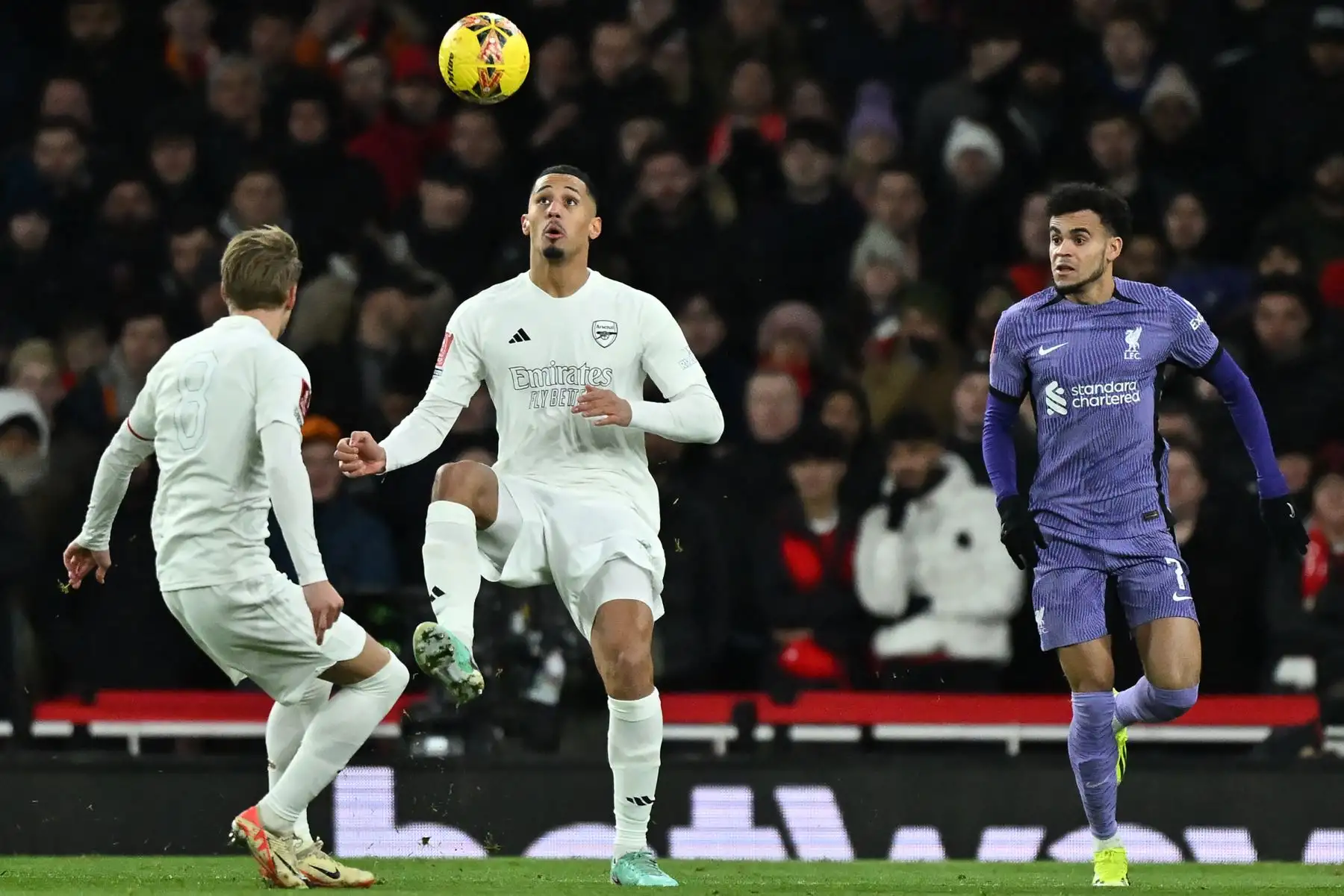 El defensa francés del Arsenal  William Saliba controla el balón durante el partido de fútbol de tercera ronda de la Copa FA inglesa entre Arsenal y Liverpool en el Emirates Stadium de Londres. Foto: ANDINA/ AFP