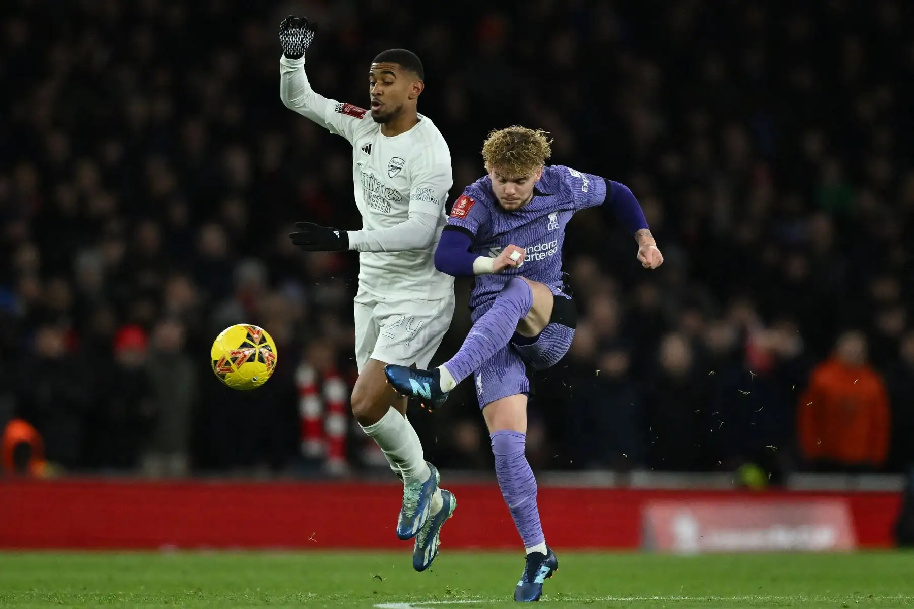 El centrocampista inglés del Liverpool Harvey Elliott compite con el centrocampista inglés del Arsenal 24 Reiss Nelson durante el partido de fútbol de la tercera ronda de la Copa FA inglesa entre el Arsenal y Liverpool en el Emirates Stadium de Londres. Foto: ANDINA/AFP