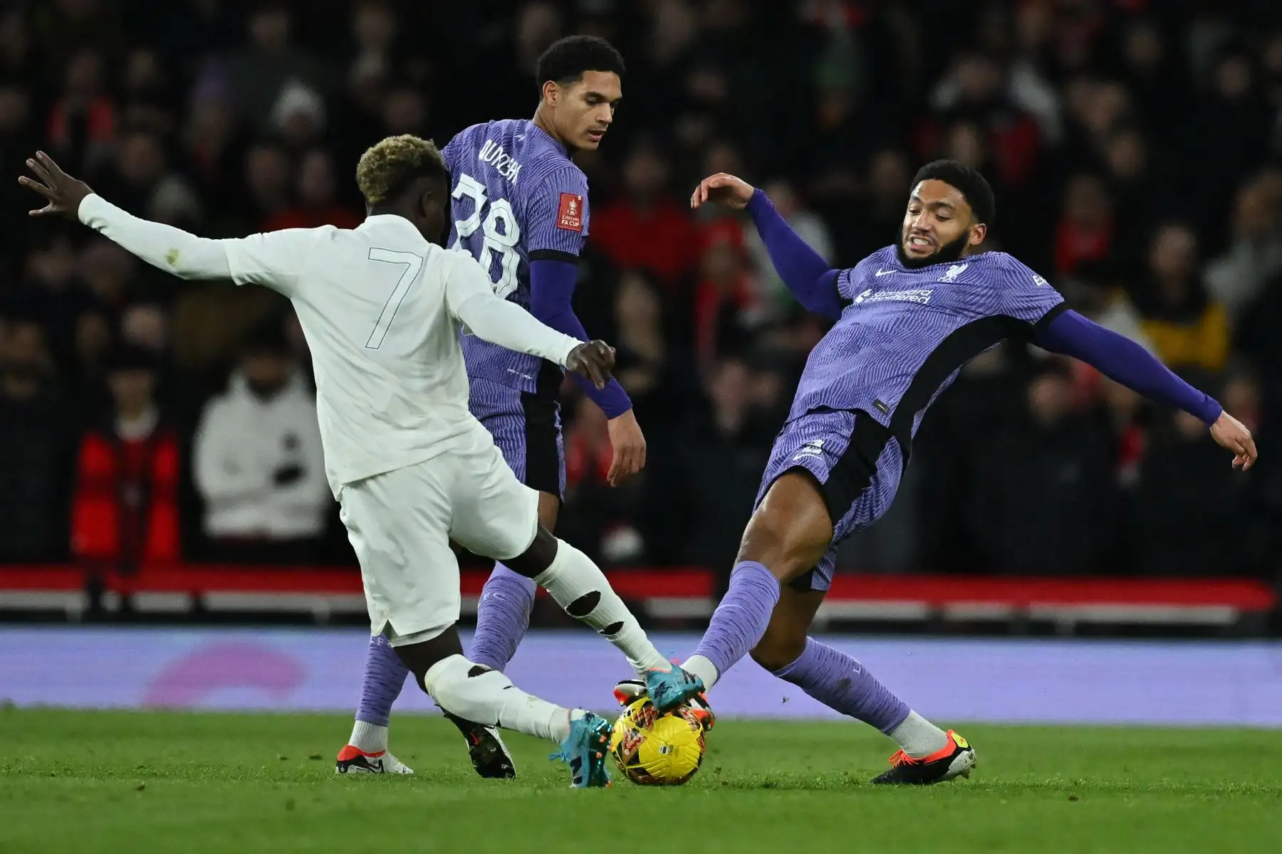El centrocampista inglés del Arsenal Bukayo Saka compite con el defensor inglés del Liverpool Joe Gomez (R) durante el partido de fútbol de tercera ronda de la Copa FA inglesa entre Arsenal y Liverpool en el Emirates Stadium de Londres. Foto: ANDINA/AFP