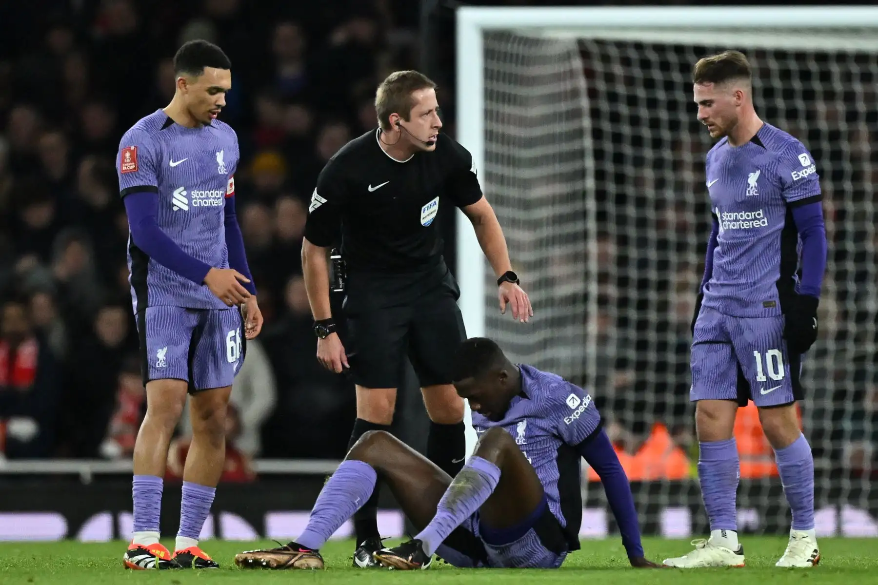El árbitro inglés John Brooks controla al defensor francés del Liverpool  Ibrahima Konate durante el partido de fútbol de tercera ronda de la Copa FA inglesa entre Arsenal y Liverpool en el Emirates Stadium de Londres. Foto: ANDINA/AFP