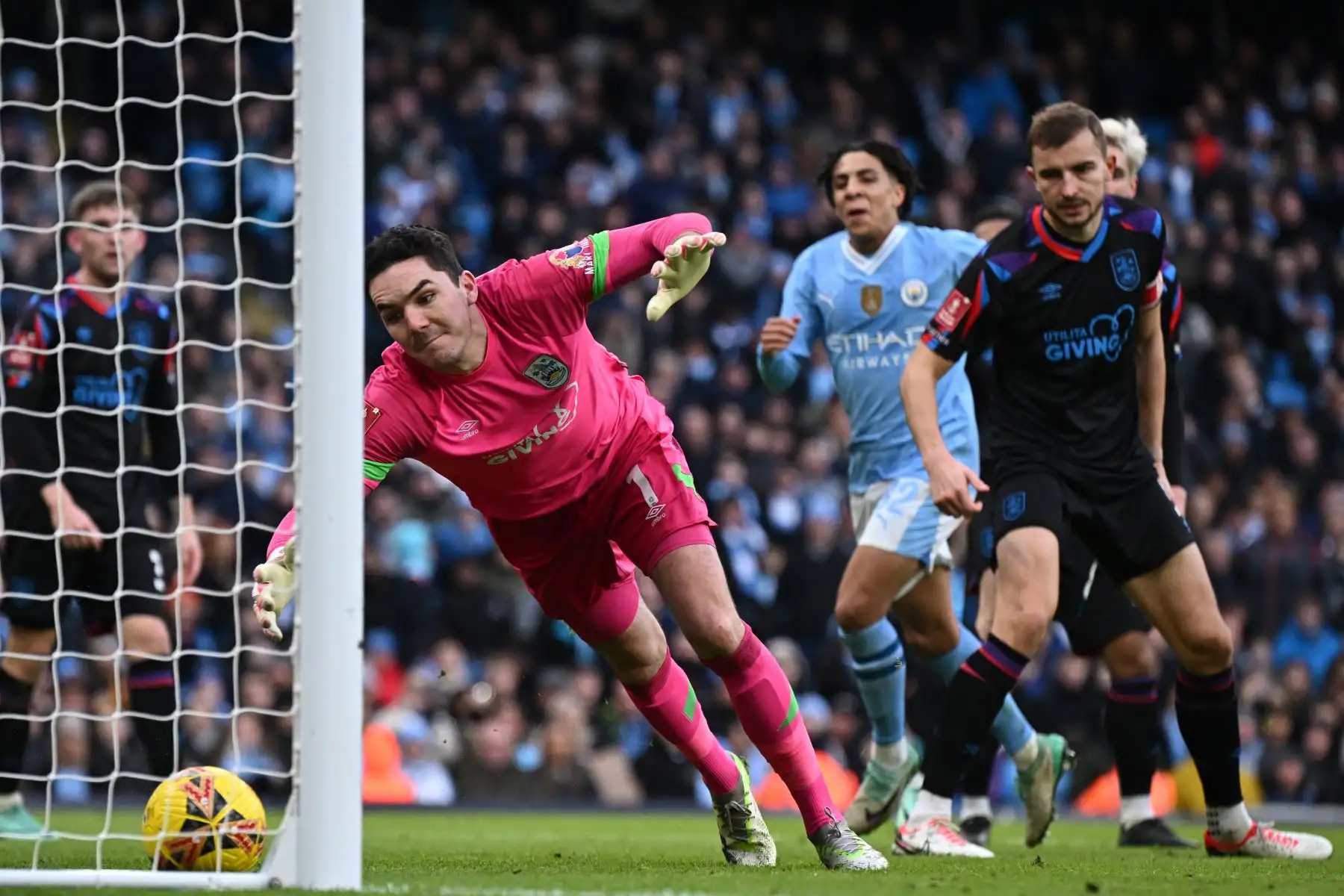 El portero inglés de Huddersfield Town Lee Nicholls no puede detectar un disparo del delantero argentino de Manchester City Julian Alvarez haciendo el 2-0 durante el partido de fútbol de la tercera ronda de la Copa FA inglesa entre Manchester City y Huddersfield Town en el estadio Etihad de Manchester. noroeste de Inglaterra. Foto: ANDINA/ AFP