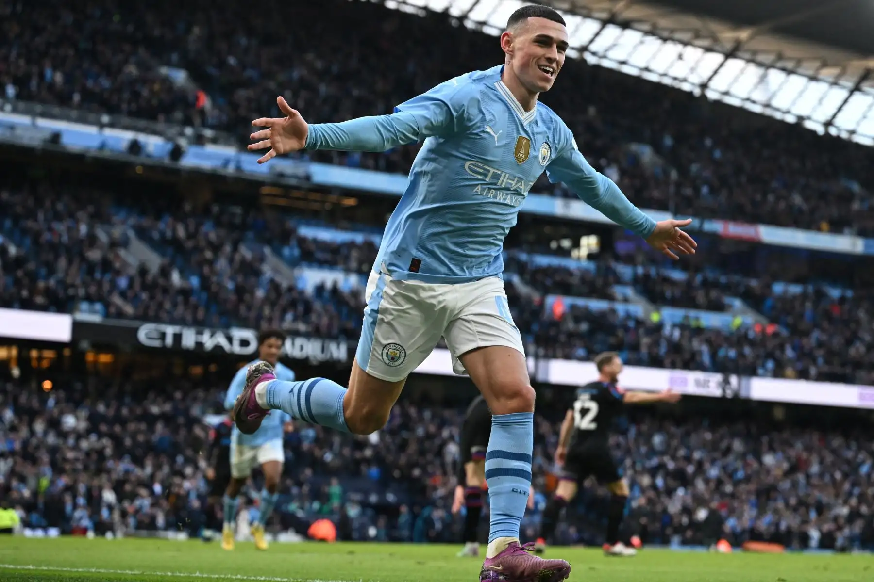 El centrocampista inglés del Manchester City, Phil Foden, celebra después de marcar el gol inicial del partido de fútbol de la tercera ronda de la Copa FA inglesa entre Manchester City y Huddersfield Town en el estadio Etihad de Manchester, noroeste de Inglaterra. Foto: ANDINA/AFP