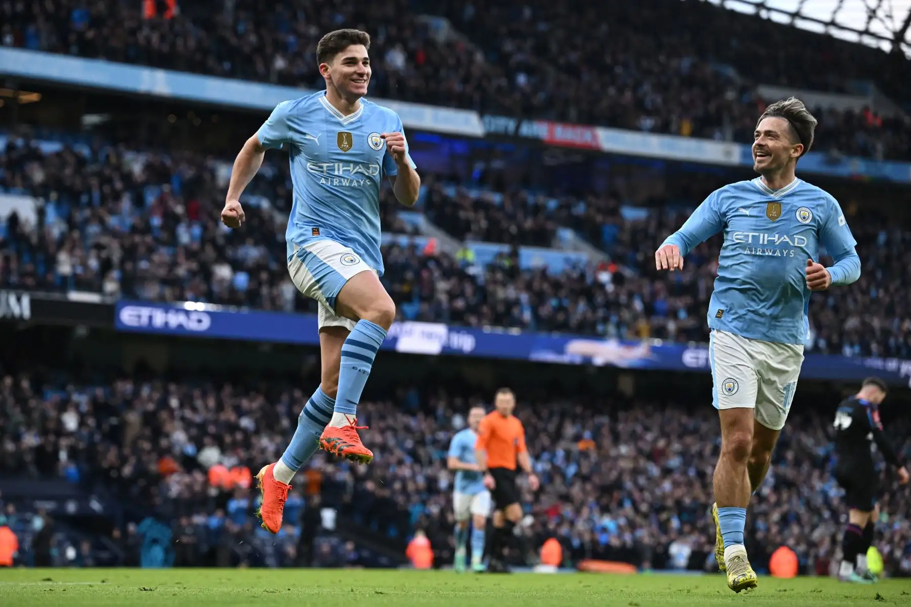 El delantero argentino del Manchester City, Julian Alvarez , celebra después de marcar su segundo gol durante el partido de fútbol de tercera ronda de la Copa FA inglesa entre Manchester City y Huddersfield Town en el estadio Etihad de Manchester, noroeste de Inglaterra. Foto: ANDINA/AFP