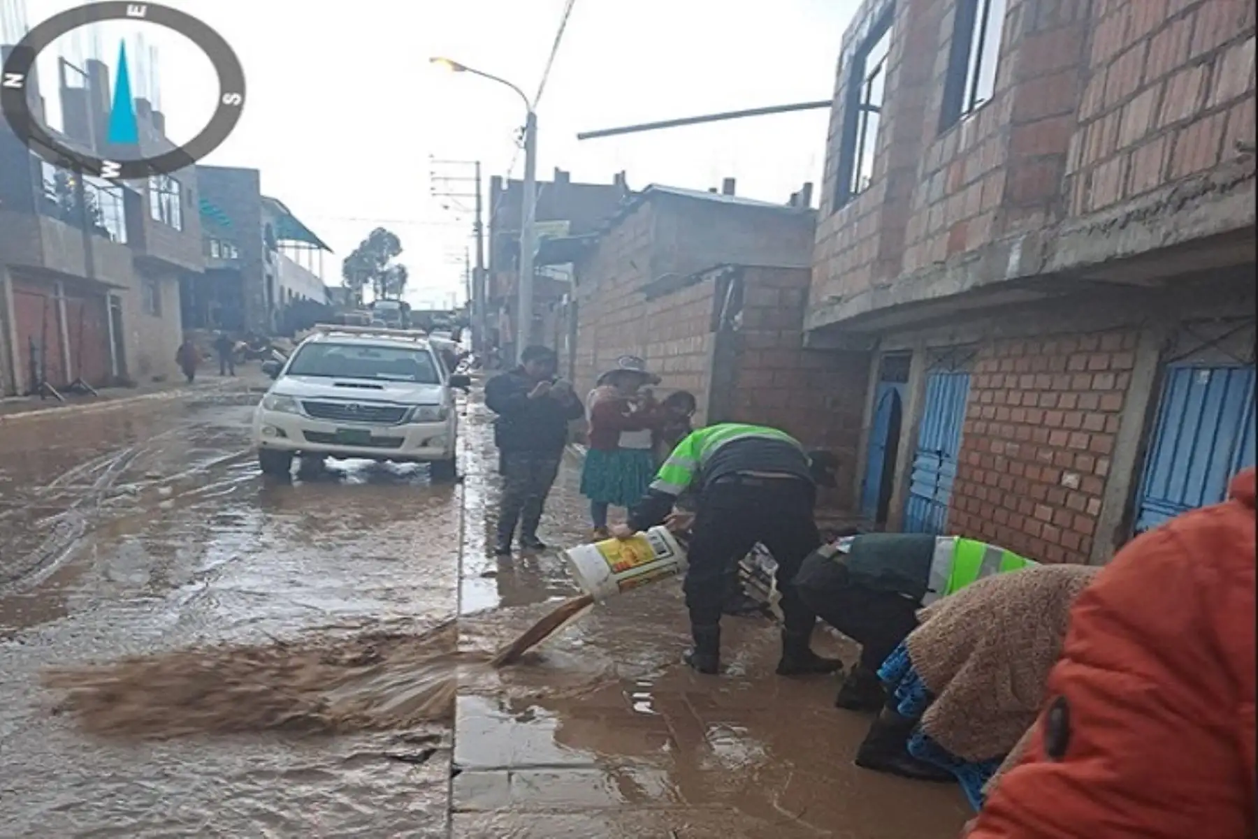 Personal policial, con ayuda de vecinos y de manera organizada, utilizando baldes y diversos utensilios realizaron diversas labores para sacar la gran cantidad de agua acumulada en las viviendas.