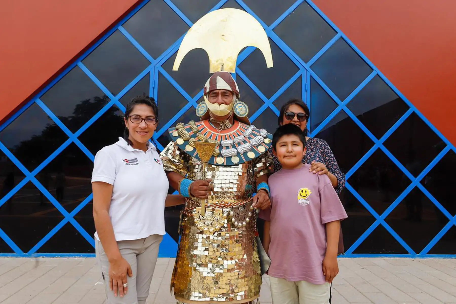 Ministra de Cultura, Leslie Urteaga visita el Museo Tumbas Reales de Sipán, donde inspecciona los trabajos que se ejecutan en las instalaciones en el marco del Fenómeno El Niño. 
Foto: Mincul