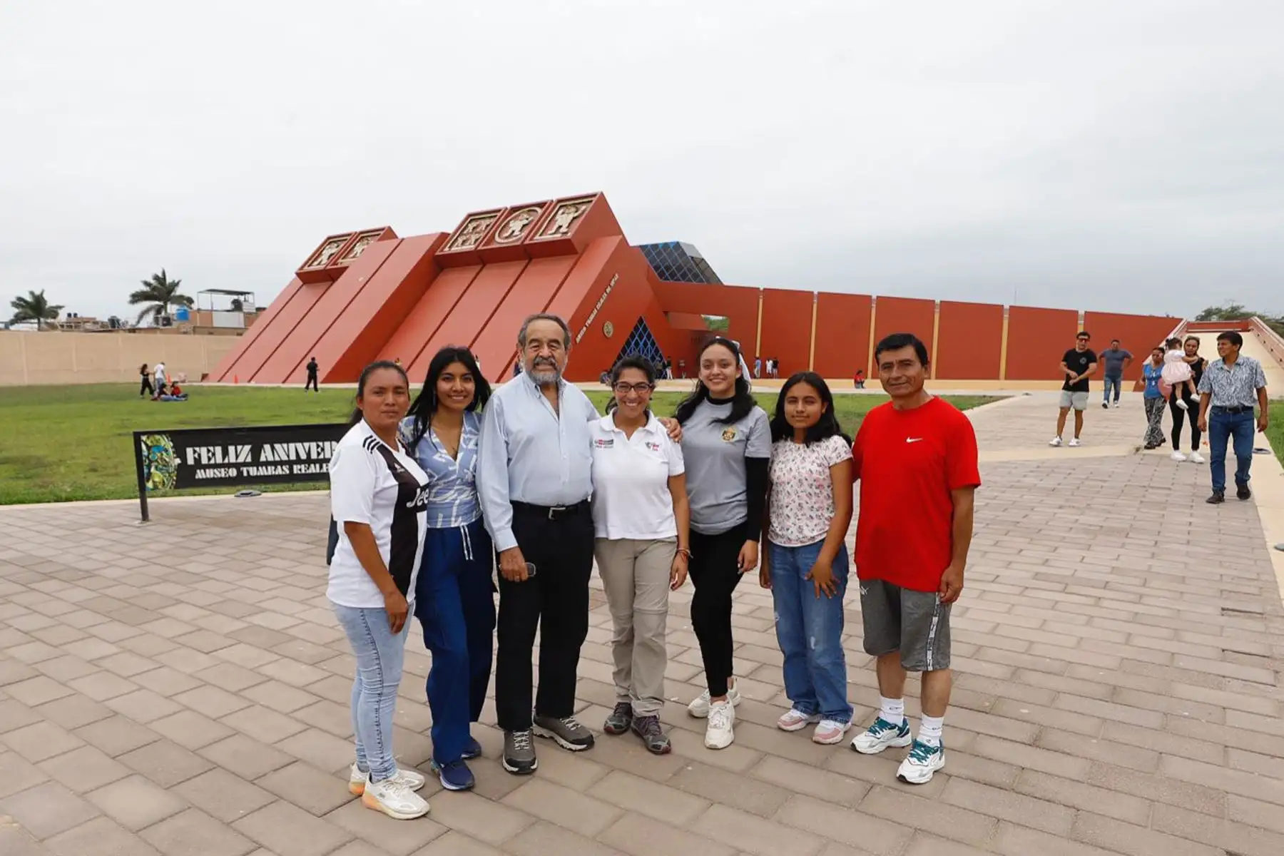 A su salida, sostuvo un encuentro con el arqueólogo Walter Alva, con quien dialogó sobre las obras que se realizan en los museos de Lambayeque y diversos proyectos de investigación cultural de la región con alcance internacional.
Foto: Mincul