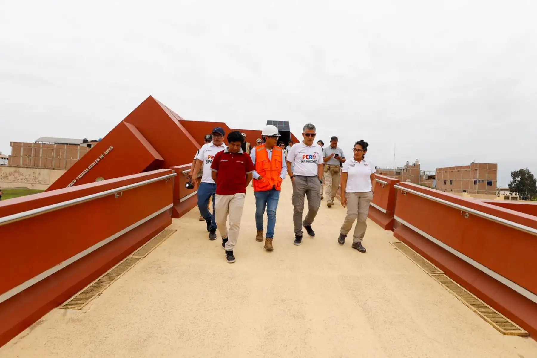 Ministra de Cultura, Leslie Urteaga visita el Museo Tumbas Reales de Sipán, donde inspecciona los trabajos que se ejecutan en las instalaciones en el marco del Fenómeno El Niño. 
Foto: Mincul