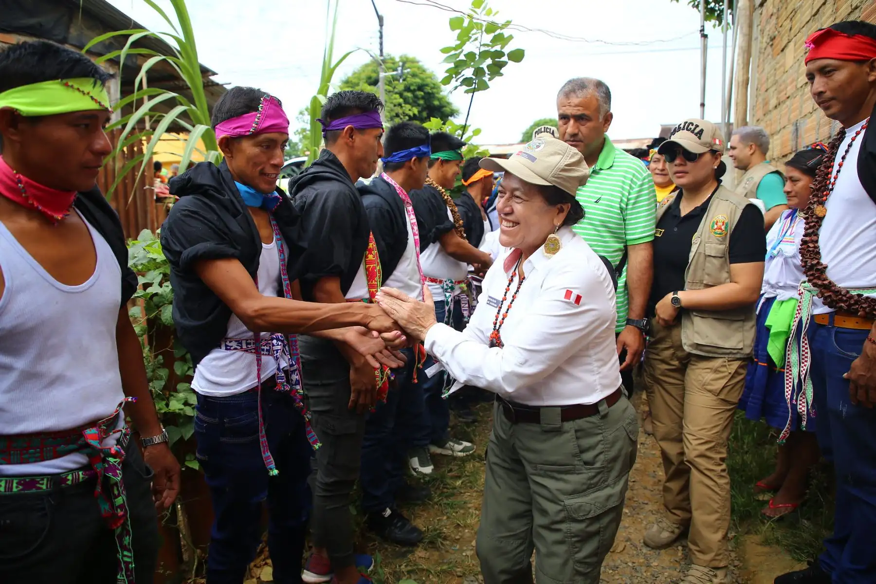 Ministra del Ambiente, Albina Ruiz entregó cheques a un grupo de comunidades nativas y/o pequeños usuarios del bosque para el financiamiento de planes de negocio que contribuyan a su conservación, en la provincia de Lamas.
Foto: Ministerio del Ambiente