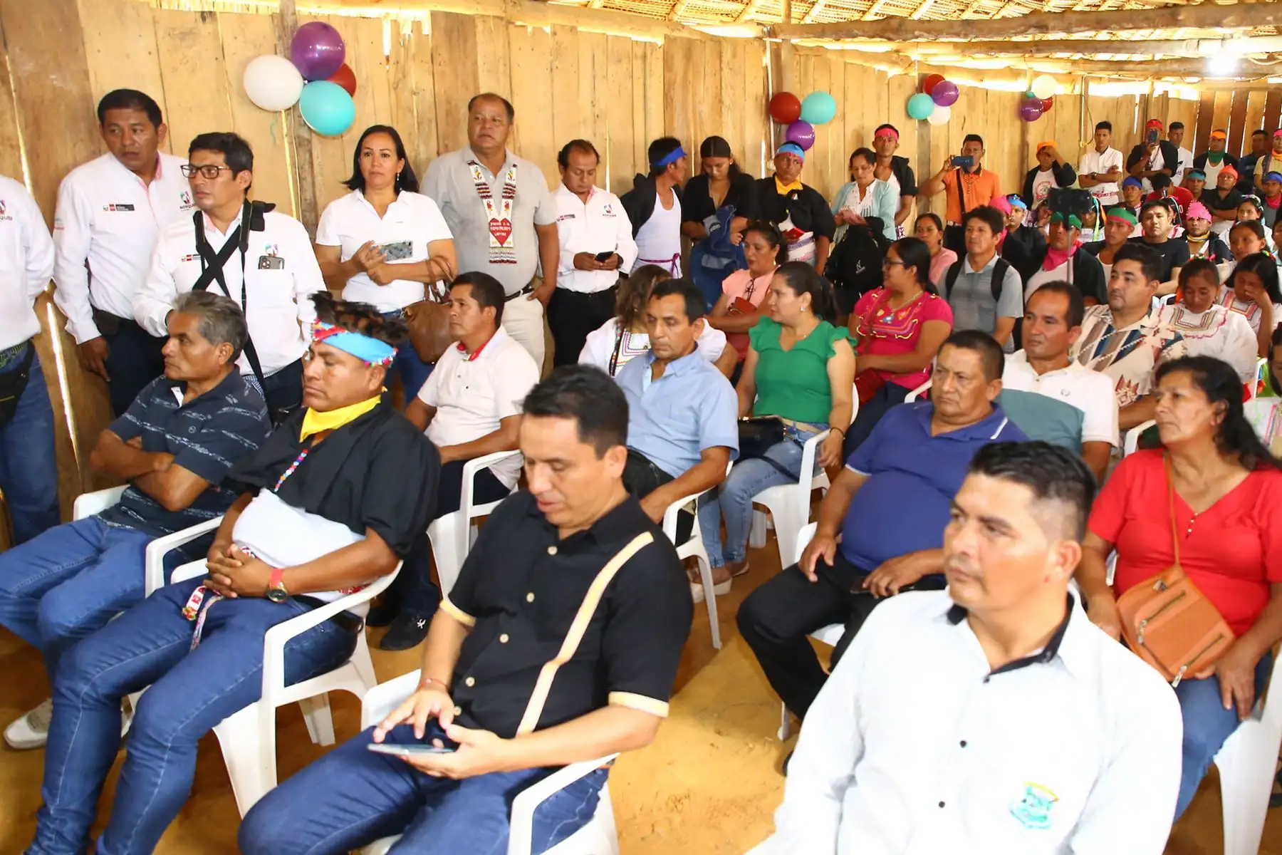 Ministra del Ambiente, Albina Ruiz entregó cheques a un grupo de comunidades nativas y/o pequeños usuarios del bosque para el financiamiento de planes de negocio que contribuyan a su conservación, en la provincia de Lamas.
Foto: Ministerio del Ambiente