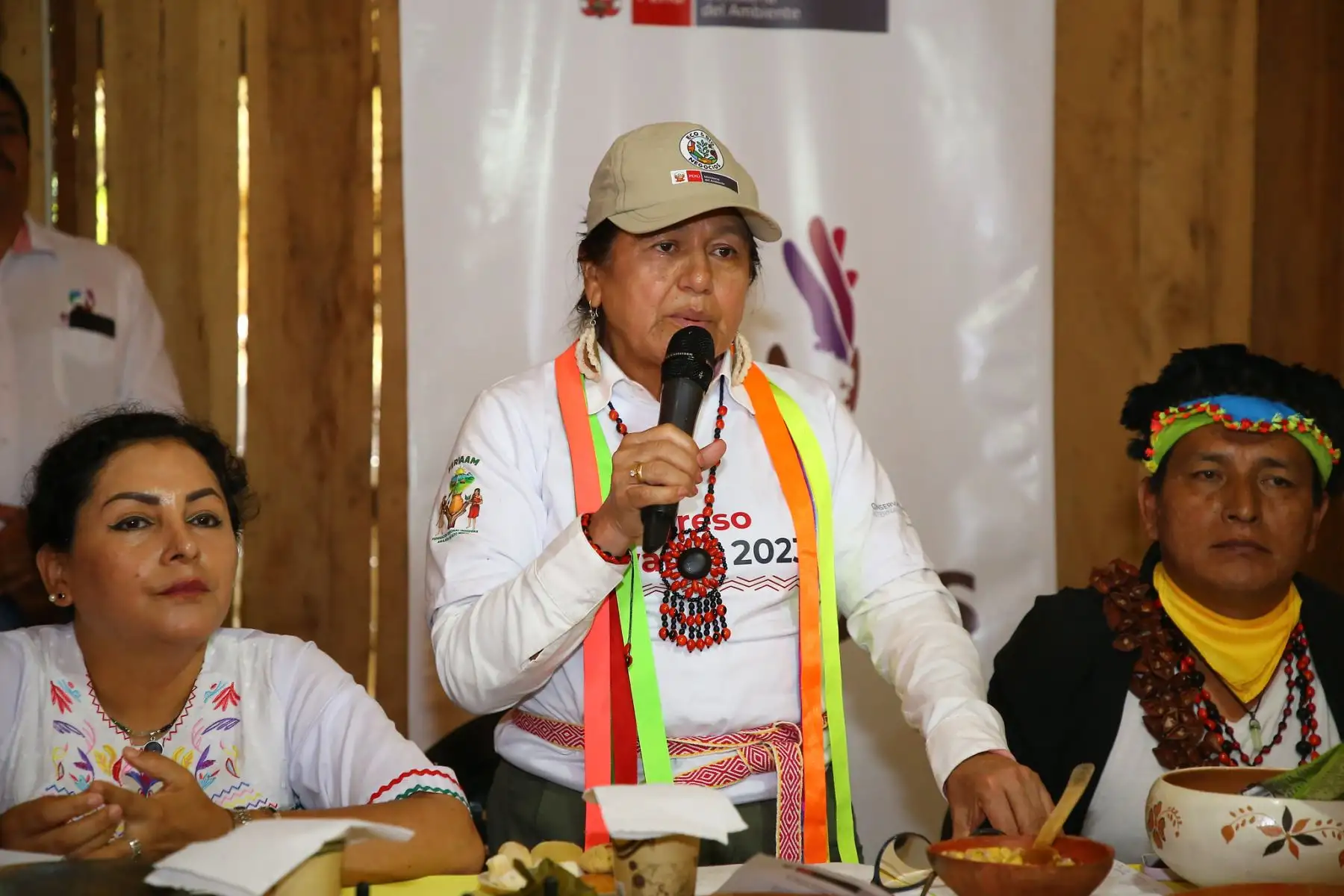 Ministra del Ambiente, Albina Ruiz entregó cheques a un grupo de comunidades nativas y/o pequeños usuarios del bosque para el financiamiento de planes de negocio que contribuyan a su conservación, en la provincia de Lamas.
Foto: Ministerio del Ambiente