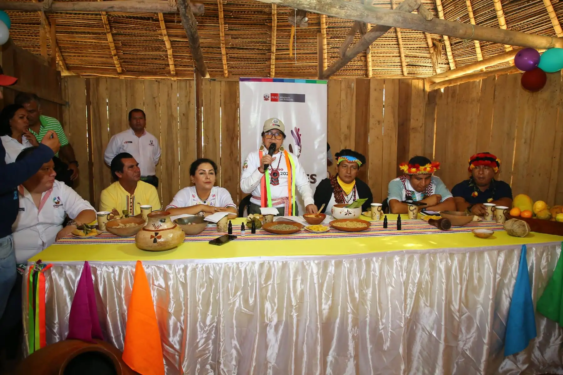 Ministra del Ambiente, Albina Ruiz entregó cheques a un grupo de comunidades nativas y/o pequeños usuarios del bosque para el financiamiento de planes de negocio que contribuyan a su conservación, en la provincia de Lamas.
Foto: Ministerio del Ambiente