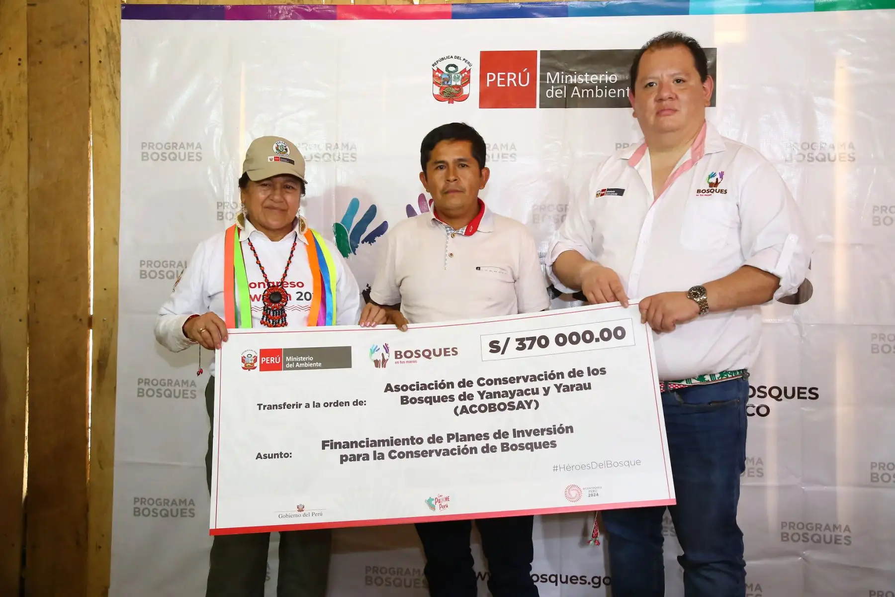 Ministra del Ambiente, Albina Ruiz entregó cheques a un grupo de comunidades nativas y/o pequeños usuarios del bosque para el financiamiento de planes de negocio que contribuyan a su conservación, en la provincia de Lamas.
Foto: Ministerio del Ambiente