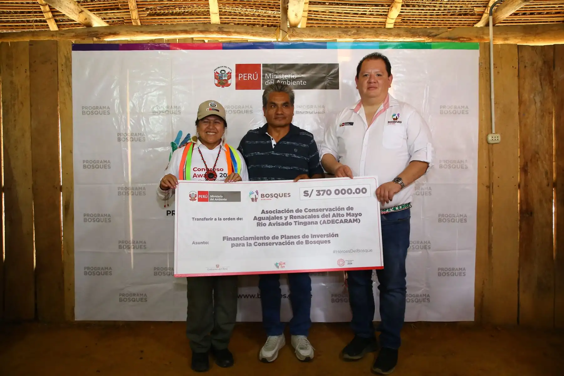Ministra del Ambiente, Albina Ruiz entregó cheques a un grupo de comunidades nativas y/o pequeños usuarios del bosque para el financiamiento de planes de negocio que contribuyan a su conservación, en la provincia de Lamas.
Foto: Ministerio del Ambiente